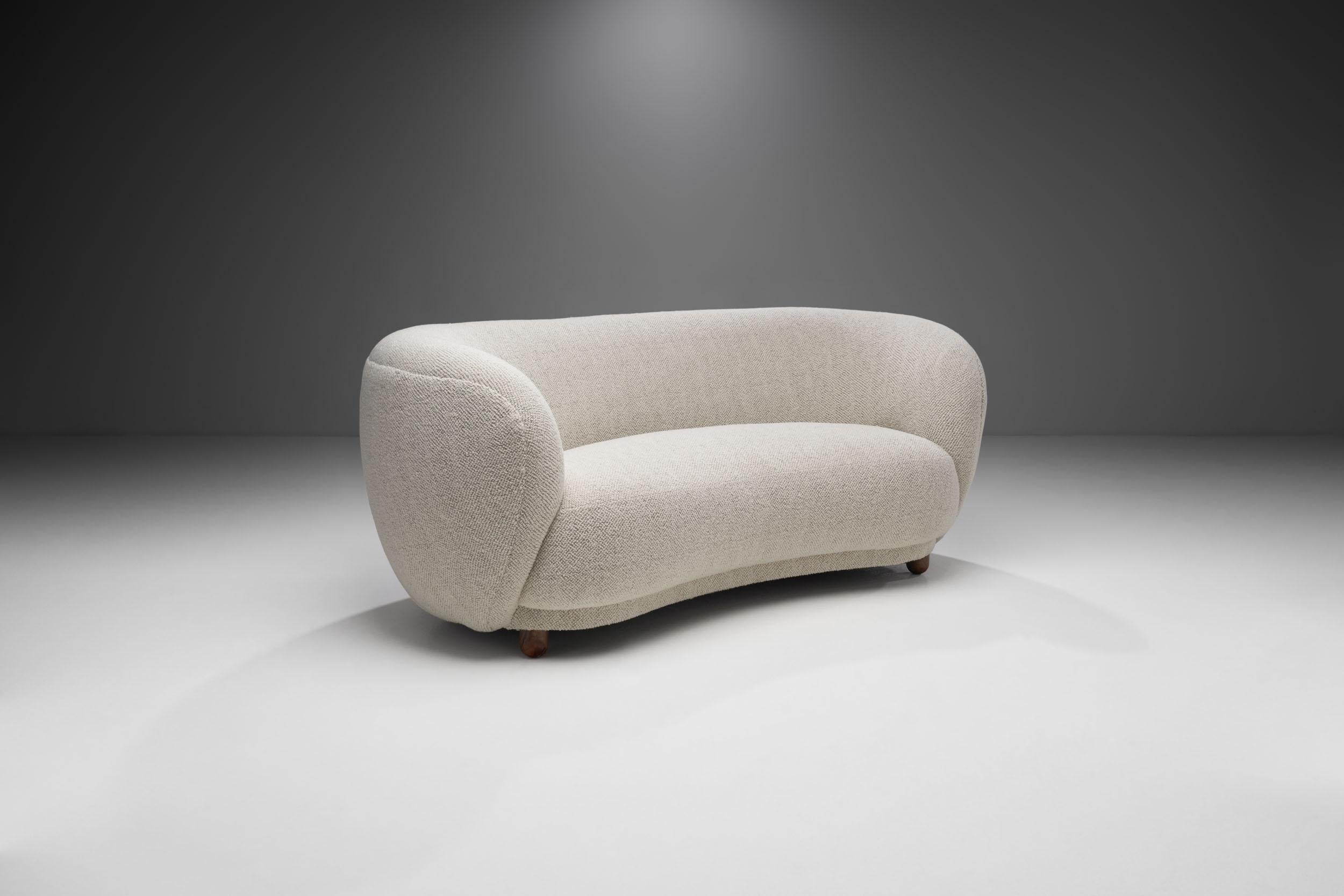 This beautiful Danish two-seater sofa recalls the Art Deco style of the 1930s with the recognizable touch of Danish Modernism. Thanks to its elegantly curved shape, this type of sofa is often referred to as the “banana” style. 

Apart from the