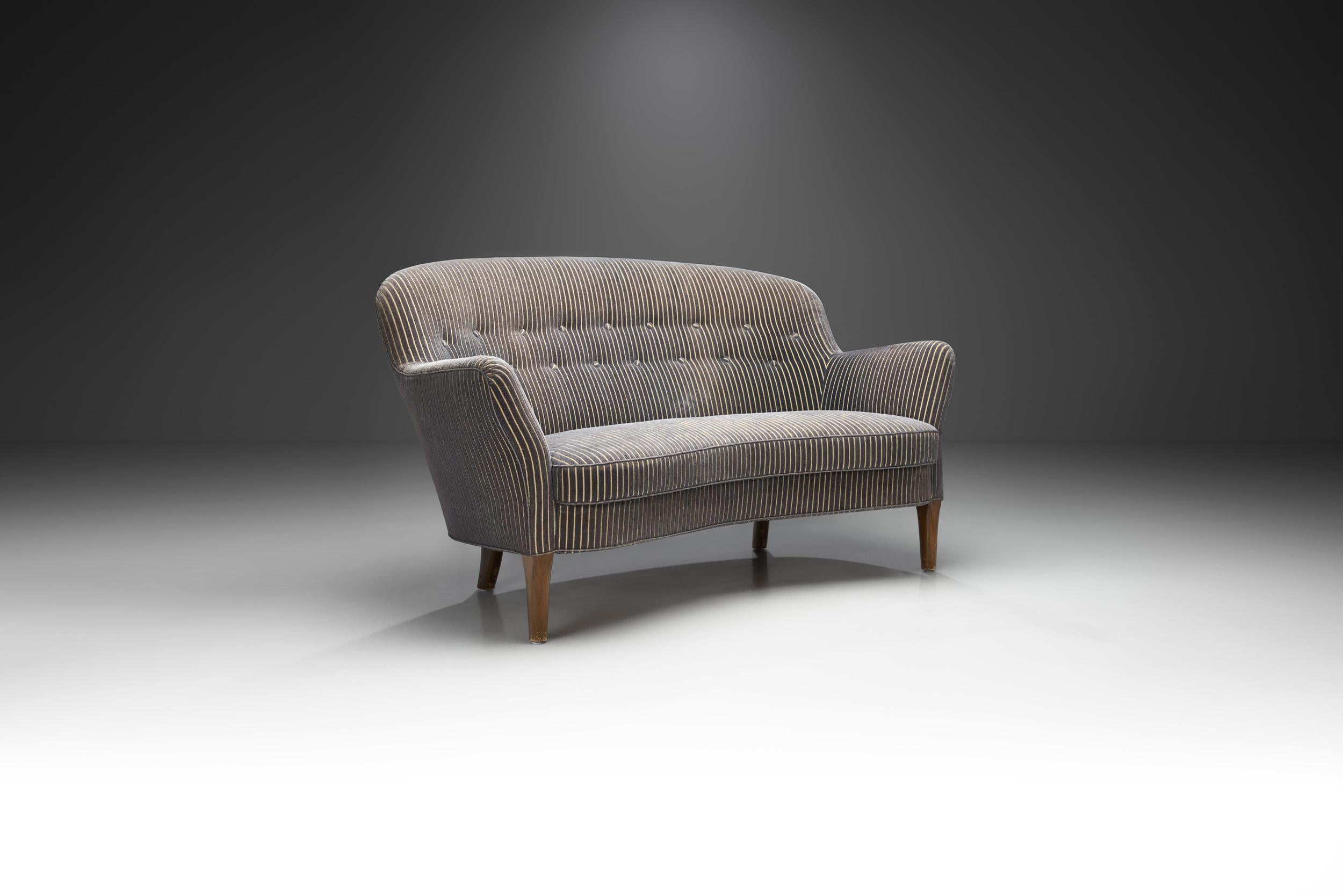 Dieses schöne dänische Zweisitzer-Sofa ist ein frühes Beispiel für das, was als dänisches Mid-Century Modern Design bekannt wurde. Mit seinem klassischen Mid-Century-Look ist dieses Modell das perfekte Stück, um den begehrten Stil in jedes Interieur