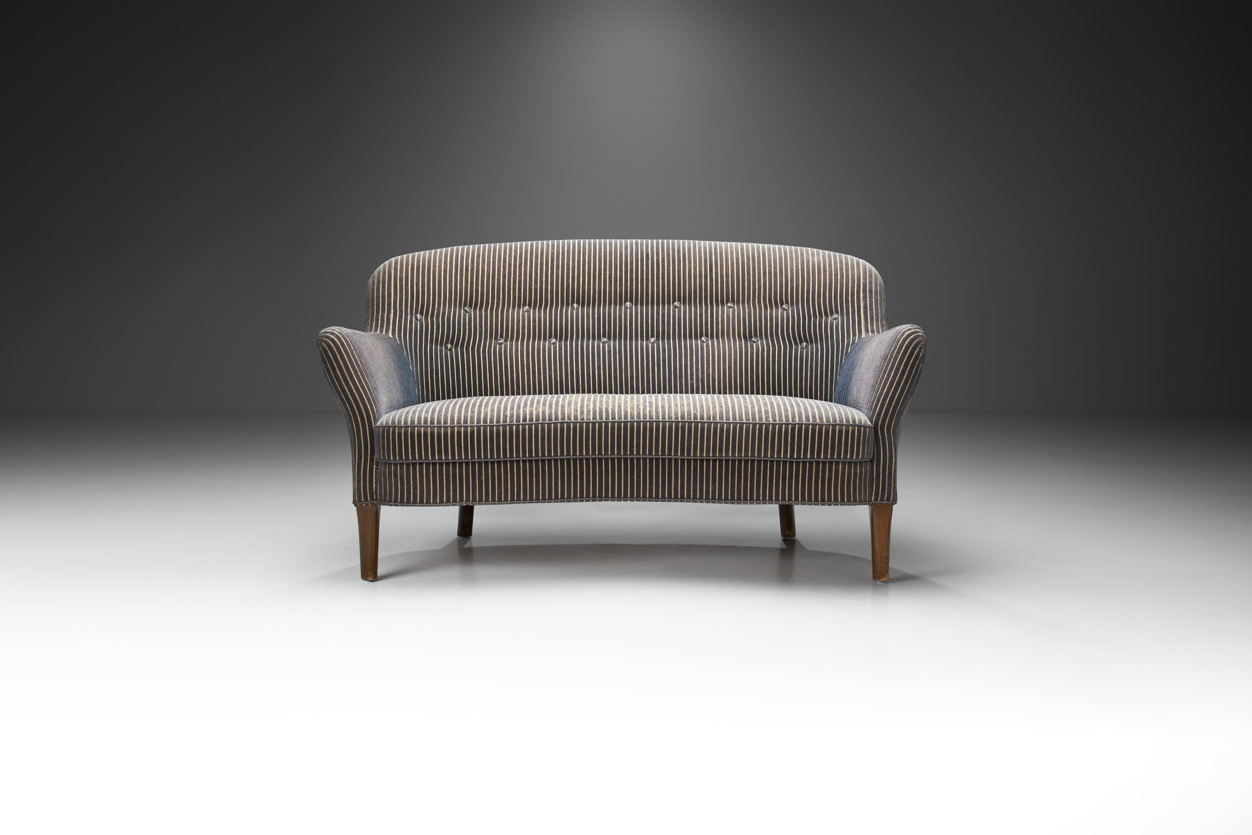 Dänisches zweisitziges Sofa mit gestreifter Polsterung, dänische Schreinerkunst, 1940er Jahre (Mitte des 20. Jahrhunderts) im Angebot