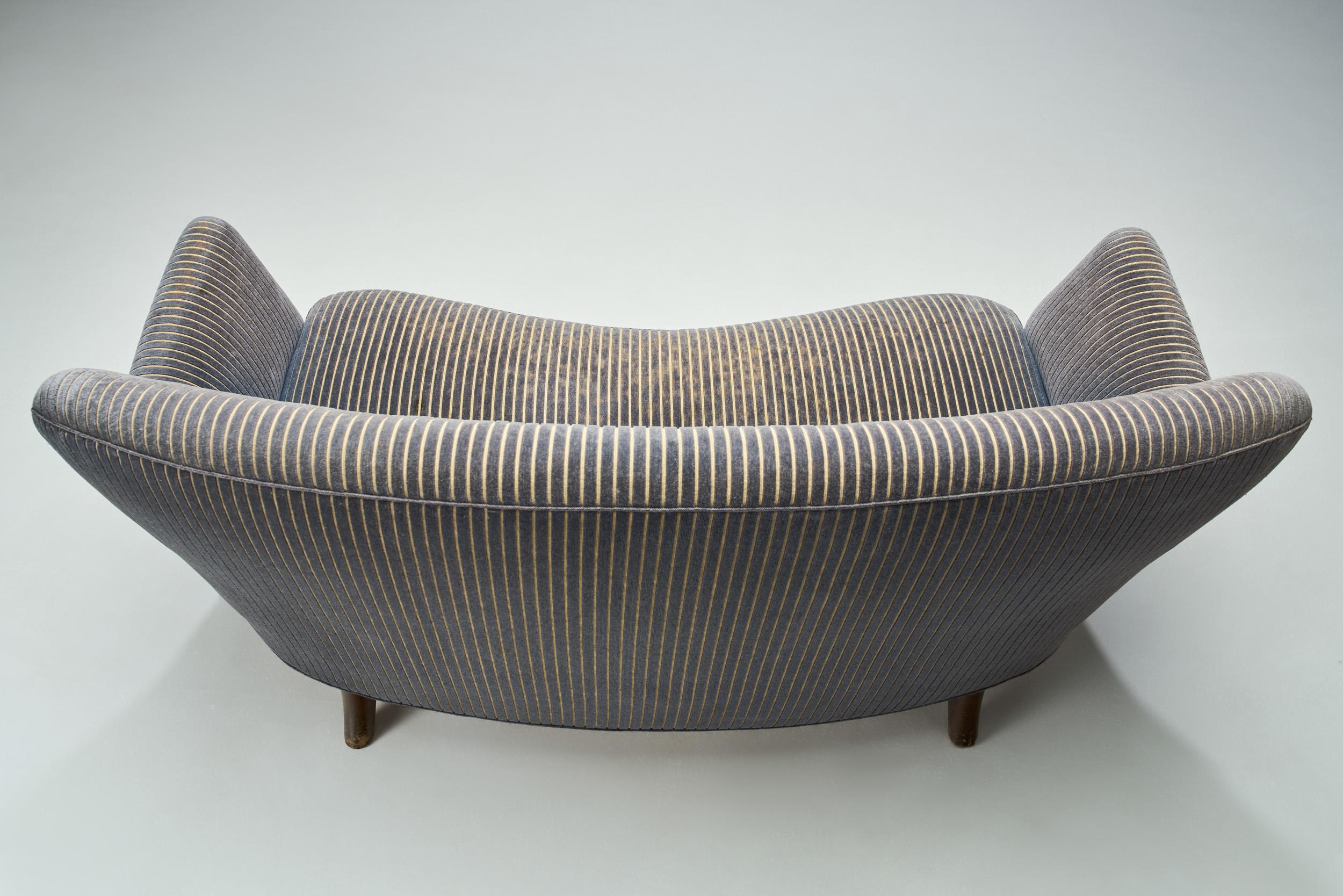 Dänisches zweisitziges Sofa mit gestreifter Polsterung, dänische Schreinerkunst, 1940er Jahre im Angebot 1