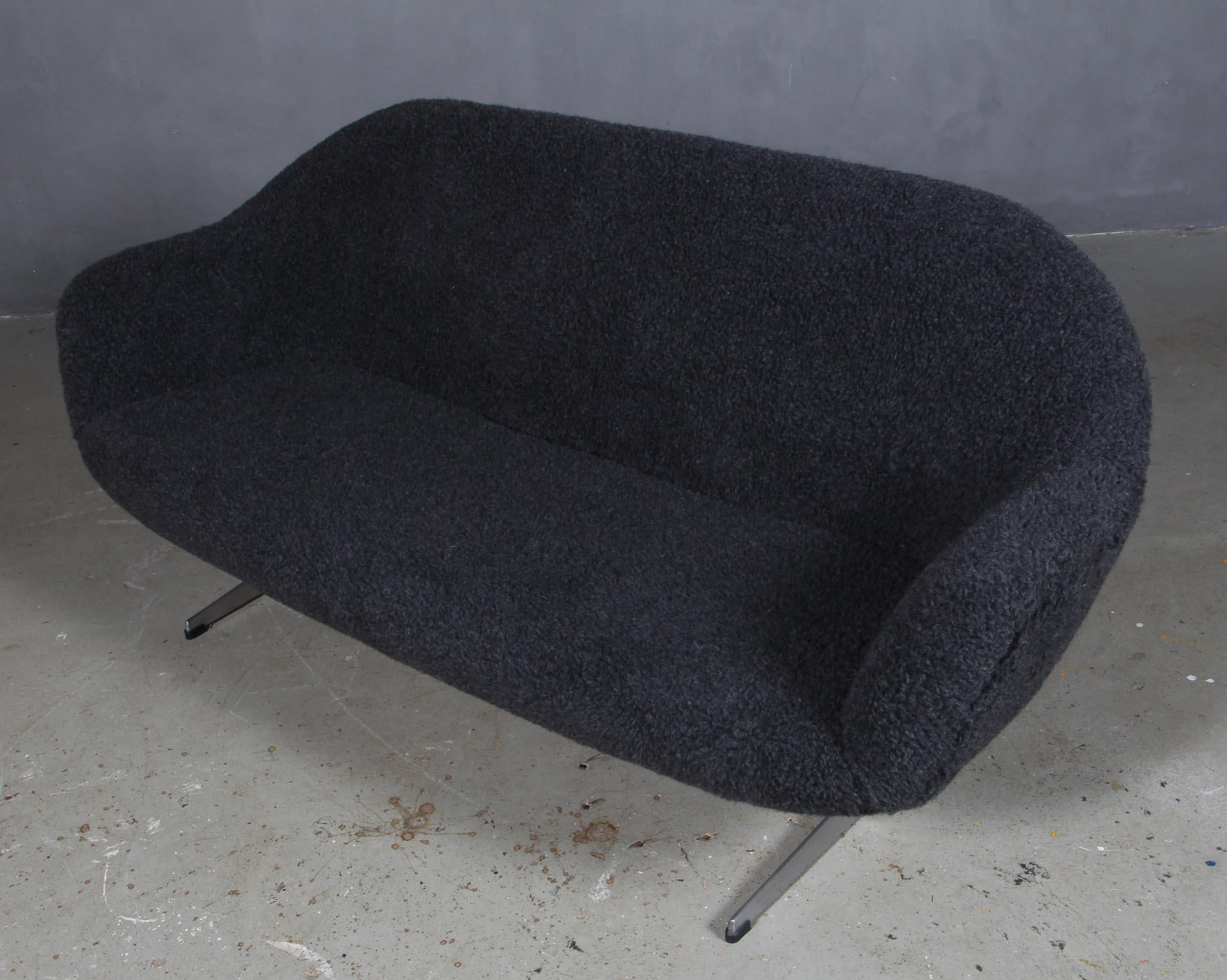 Danish cabinetmaker two½-seat sofa new upholstered with lambwool.

Shakerbase of steel.

Made in the 1970s.