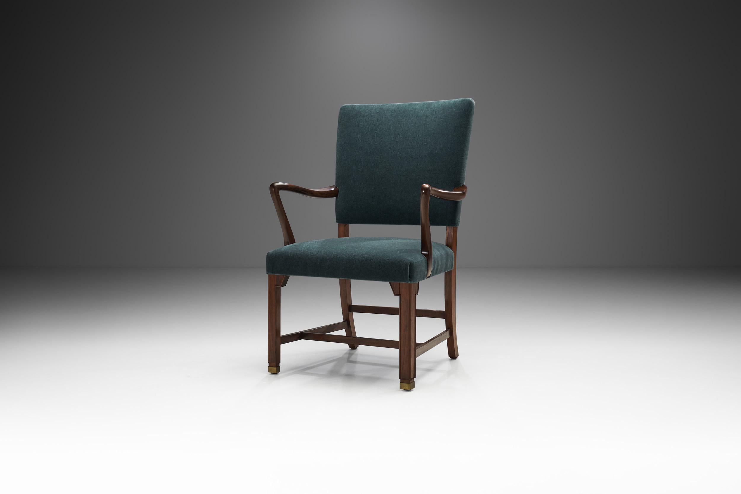 Dieser einzigartige Sessel verkörpert die Qualität und Handwerkskunst der dänischen Tischlermeister und die sofort erkennbaren Merkmale des skandinavischen Designs. Hier zeigt sich besonders die Vorliebe der dänischen Designer für geschwungene