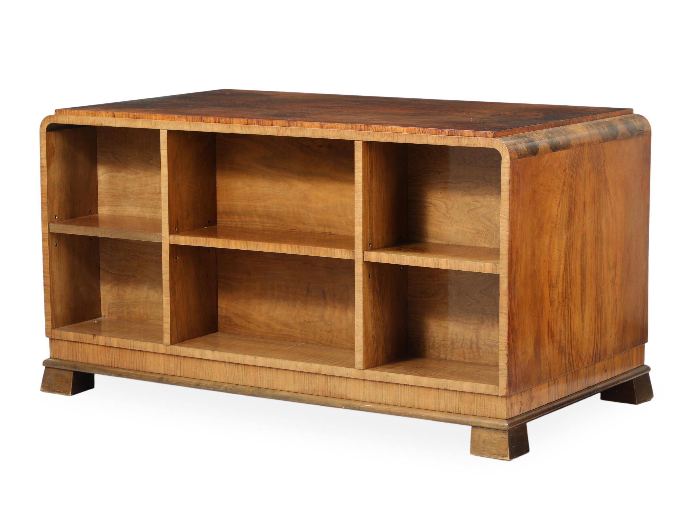 Art déco Ebéniste danois : Bureau Art Déco en noyer ou en bois de noyer. 1920-30s en vente
