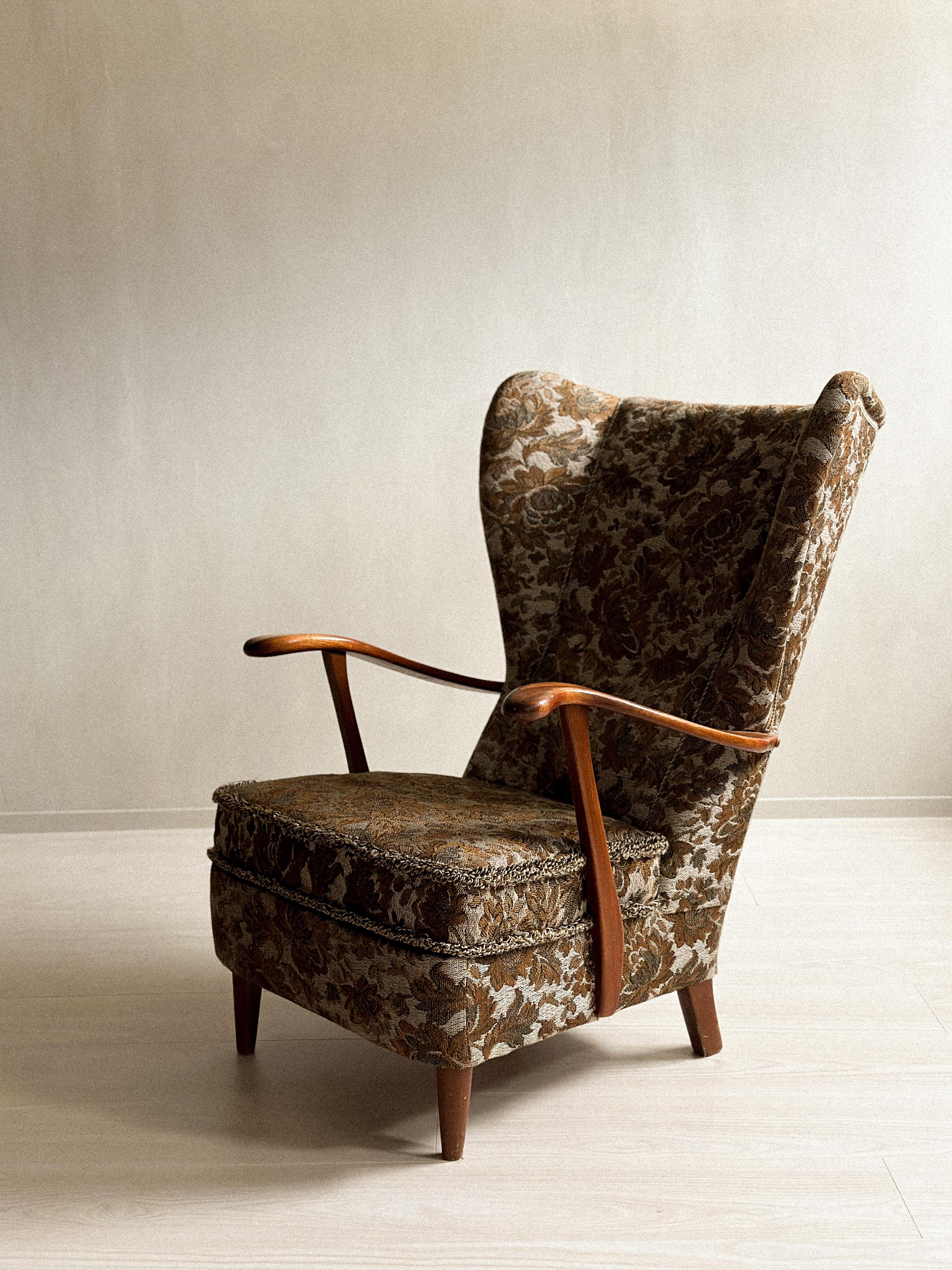 Die praktischen und komfortablen Entwürfe der dänischen Möbelschreiner prägten die modernen Sitzmöbel der Mitte des 20. Jahrhunderts. Die dänischen Möbelschreiner konzentrierten sich auf minimalistisches Design, das von fachkundigen Handwerkern