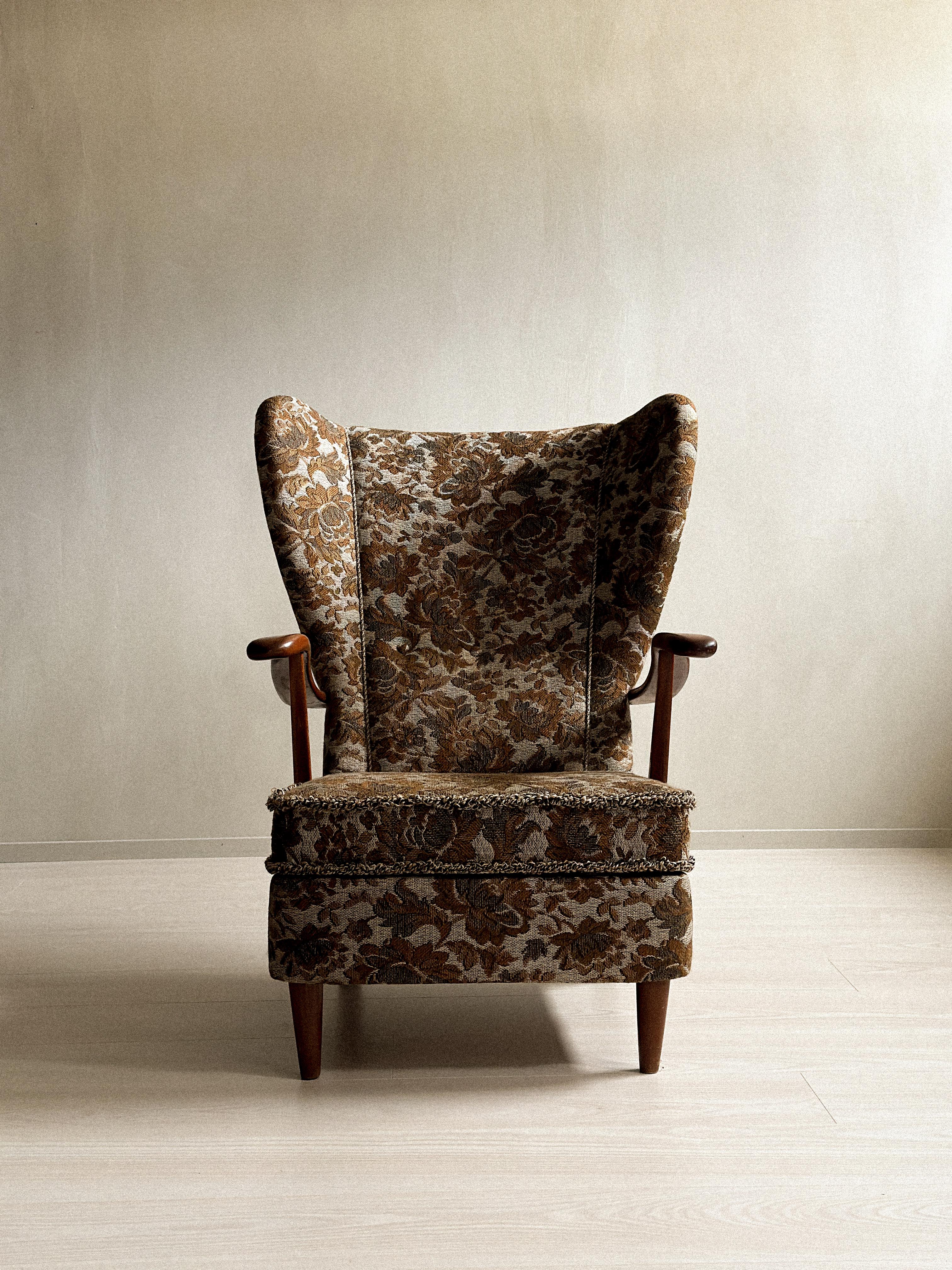 Danish Cabinetmaker Wing Back Chair in Original condition, Denmark, 1940s For Sale 3