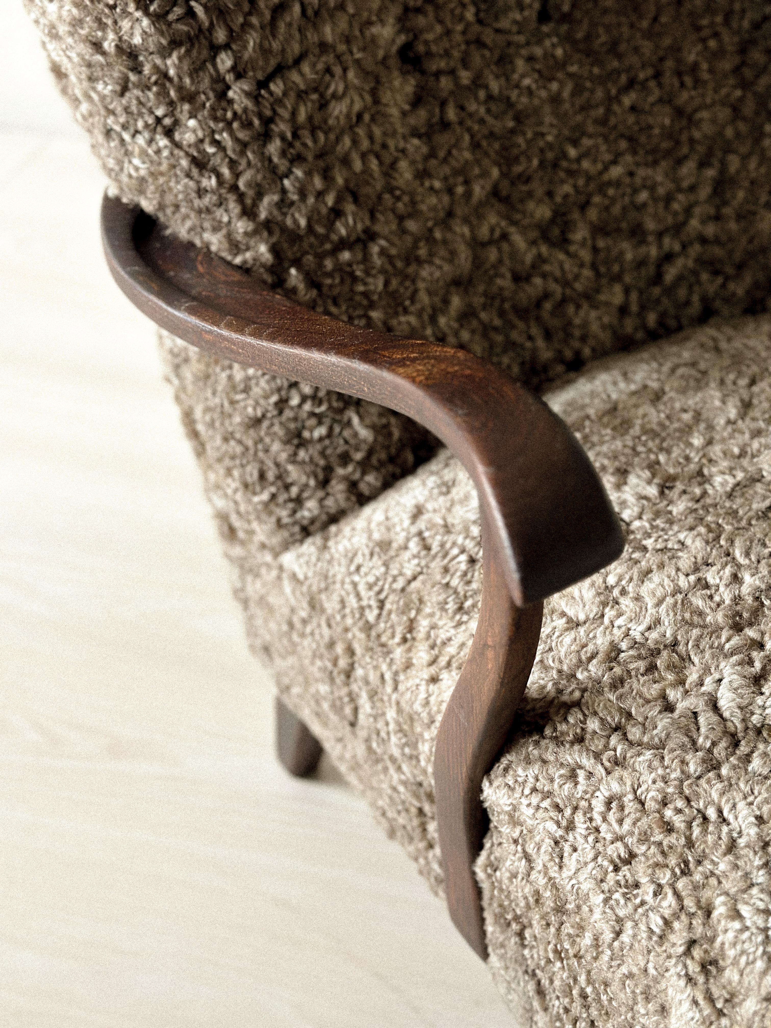 Silla danesa de ebanista con respaldo de ala en piel de oveja, Dinamarca, años 40 en venta 5
