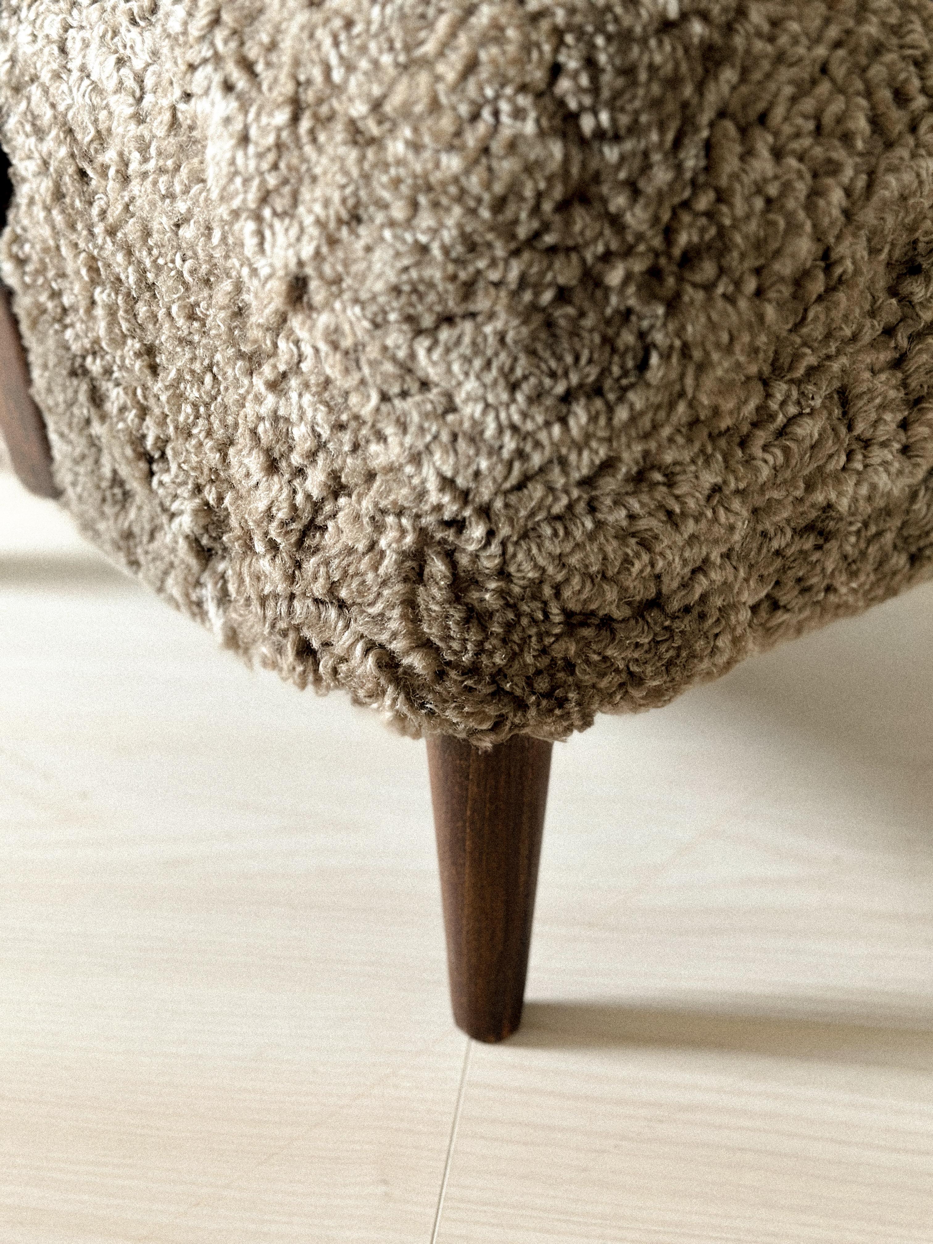 Silla danesa de ebanista con respaldo de ala en piel de oveja, Dinamarca, años 40 en venta 6
