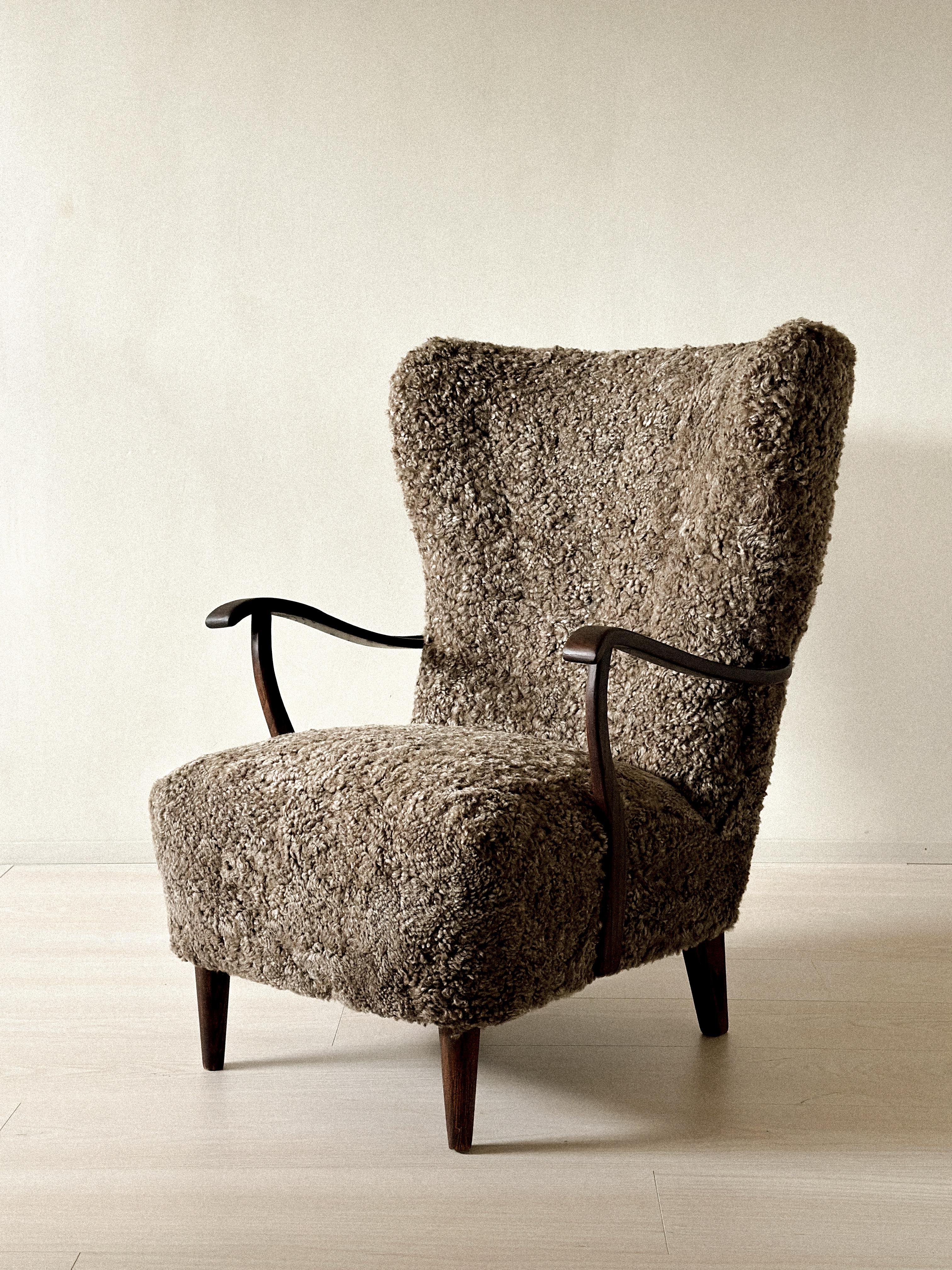 Silla danesa de ebanista con respaldo de ala en piel de oveja, Dinamarca, años 40 en venta 7