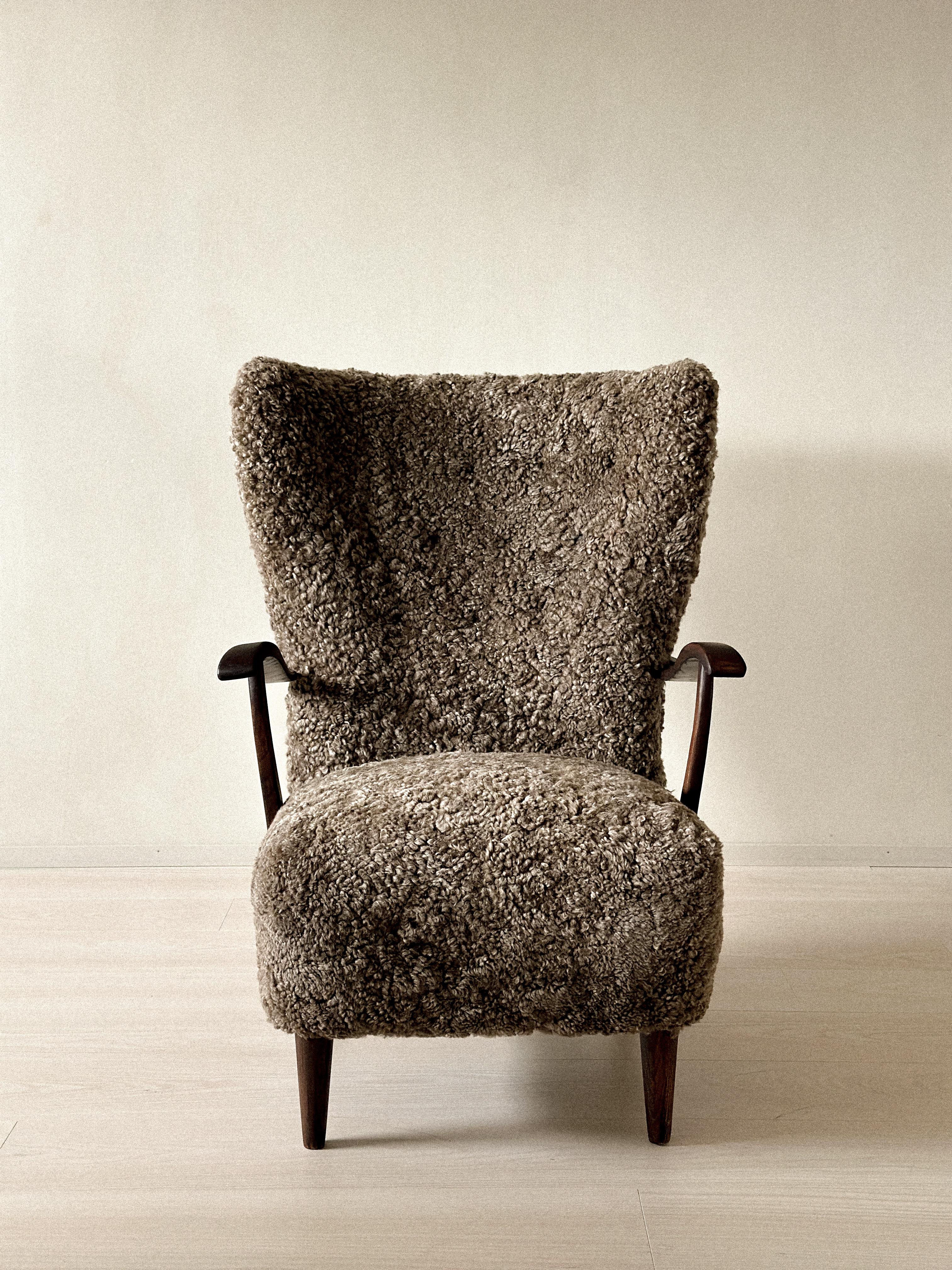 Silla danesa de ebanista con respaldo de ala en piel de oveja, Dinamarca, años 40 Moderno de mediados de siglo en venta