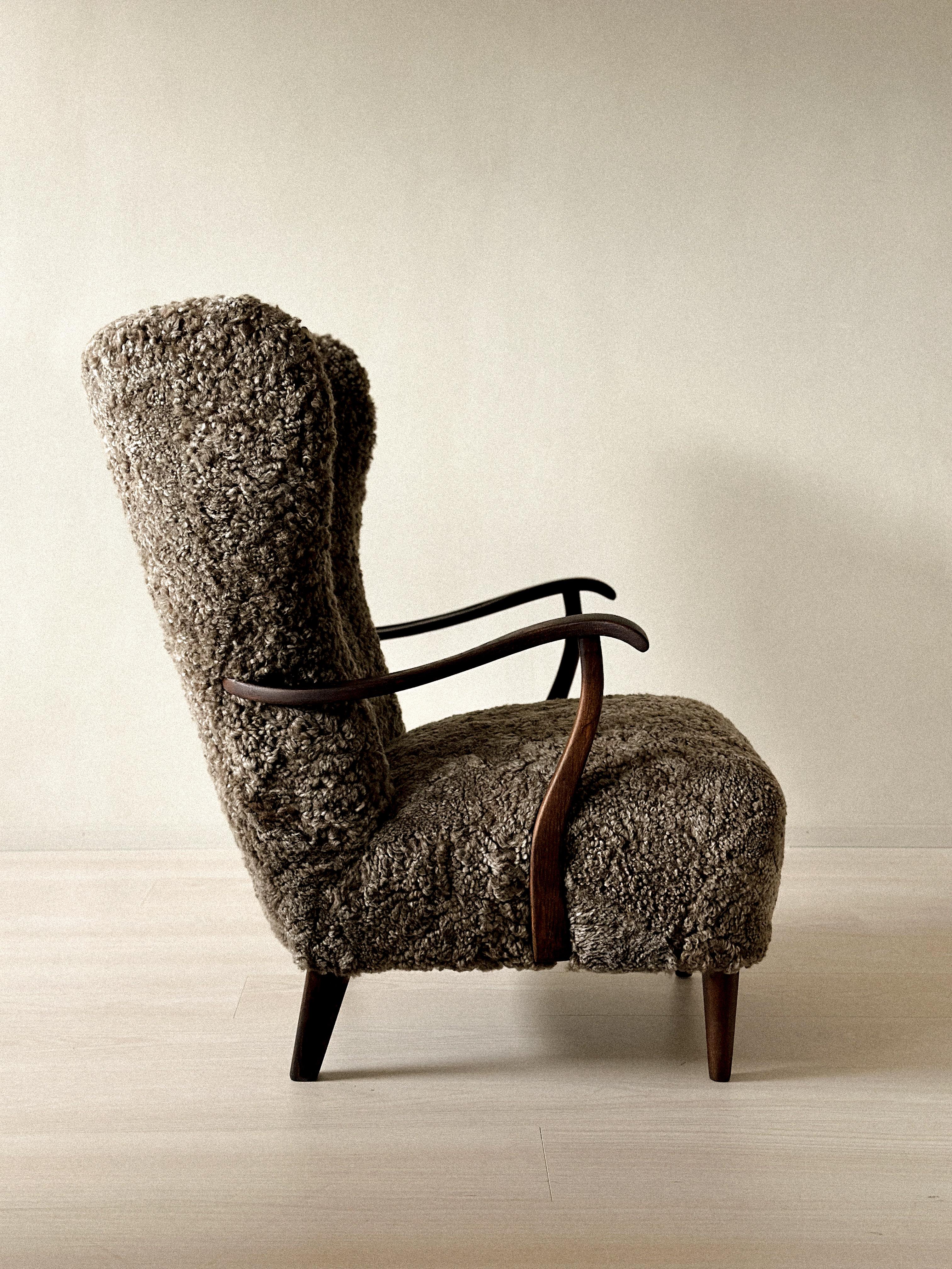 Silla danesa de ebanista con respaldo de ala en piel de oveja, Dinamarca, años 40 Danés en venta