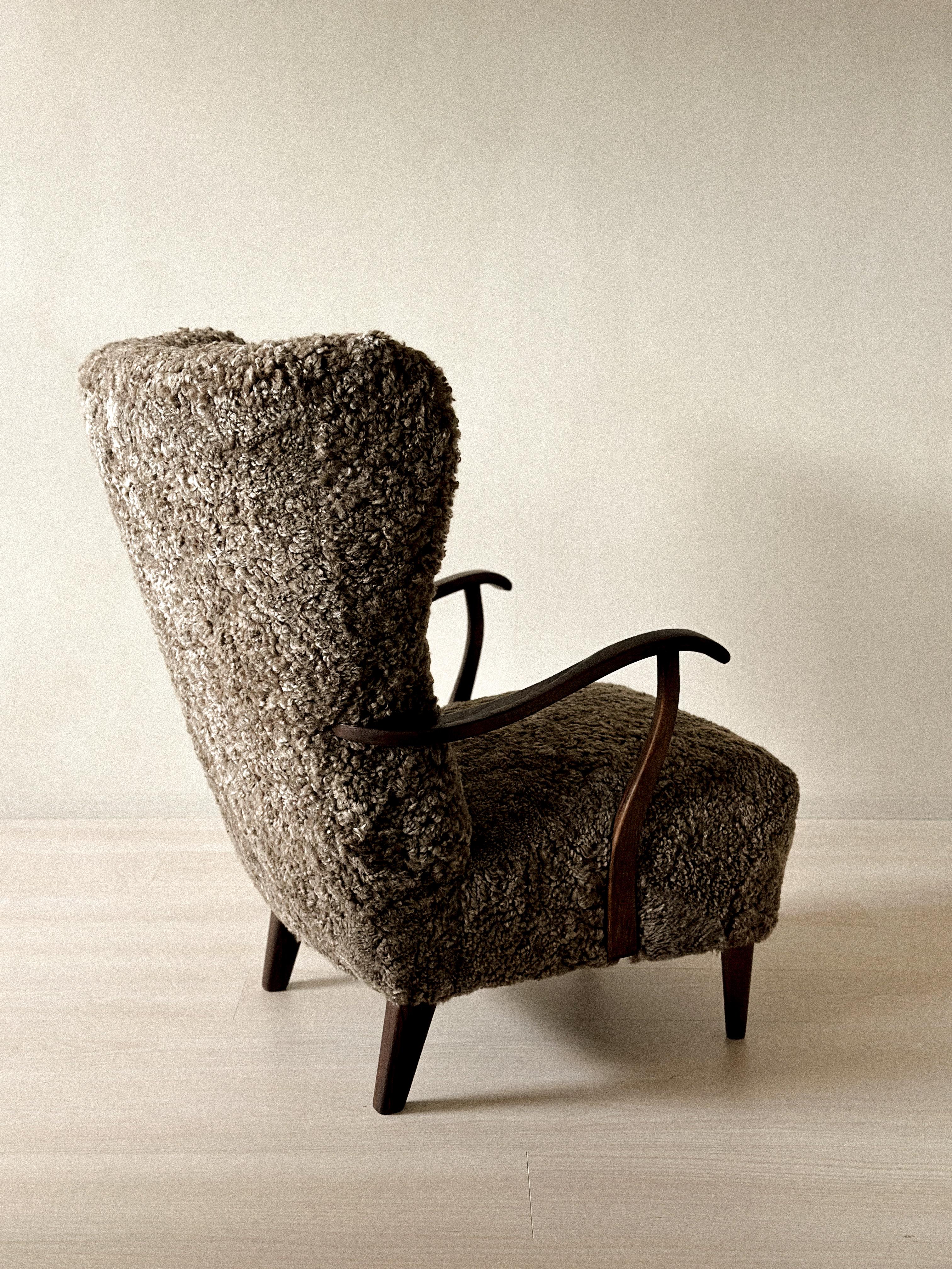 Silla danesa de ebanista con respaldo de ala en piel de oveja, Dinamarca, años 40 en Bueno estado para la venta en Hønefoss, 30