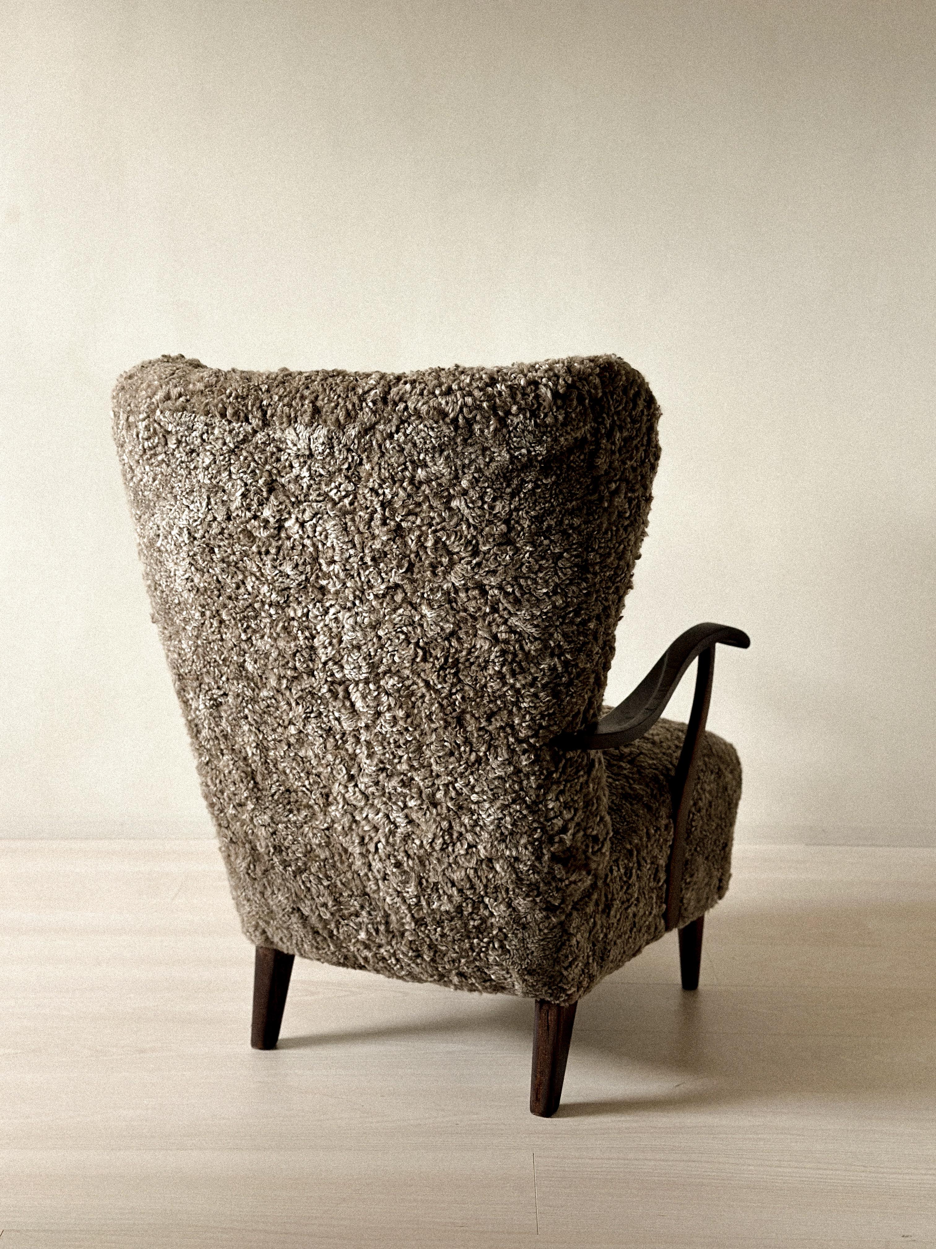 Silla danesa de ebanista con respaldo de ala en piel de oveja, Dinamarca, años 40 mediados del siglo XX en venta