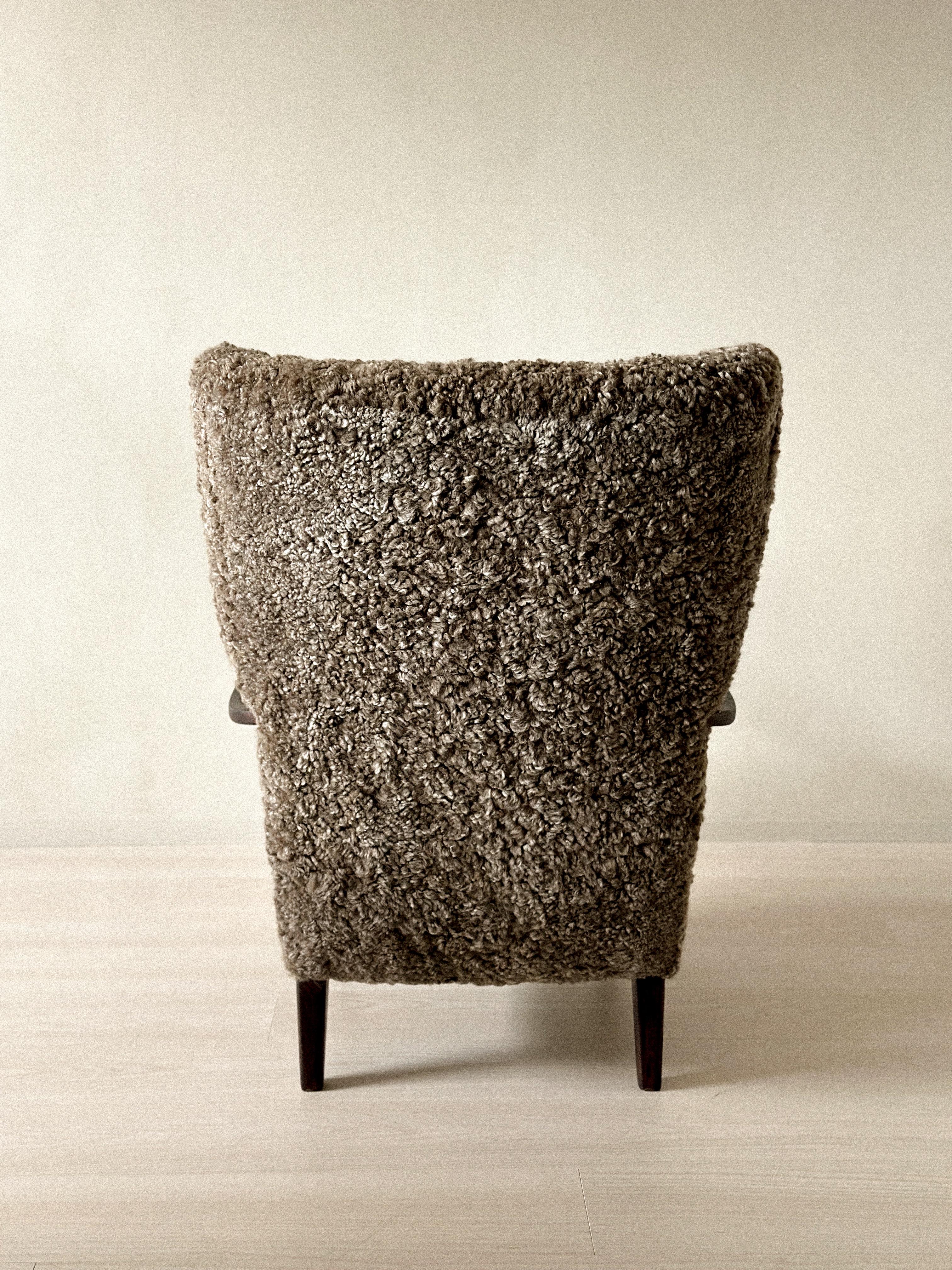 Silla danesa de ebanista con respaldo de ala en piel de oveja, Dinamarca, años 40 Lana en venta