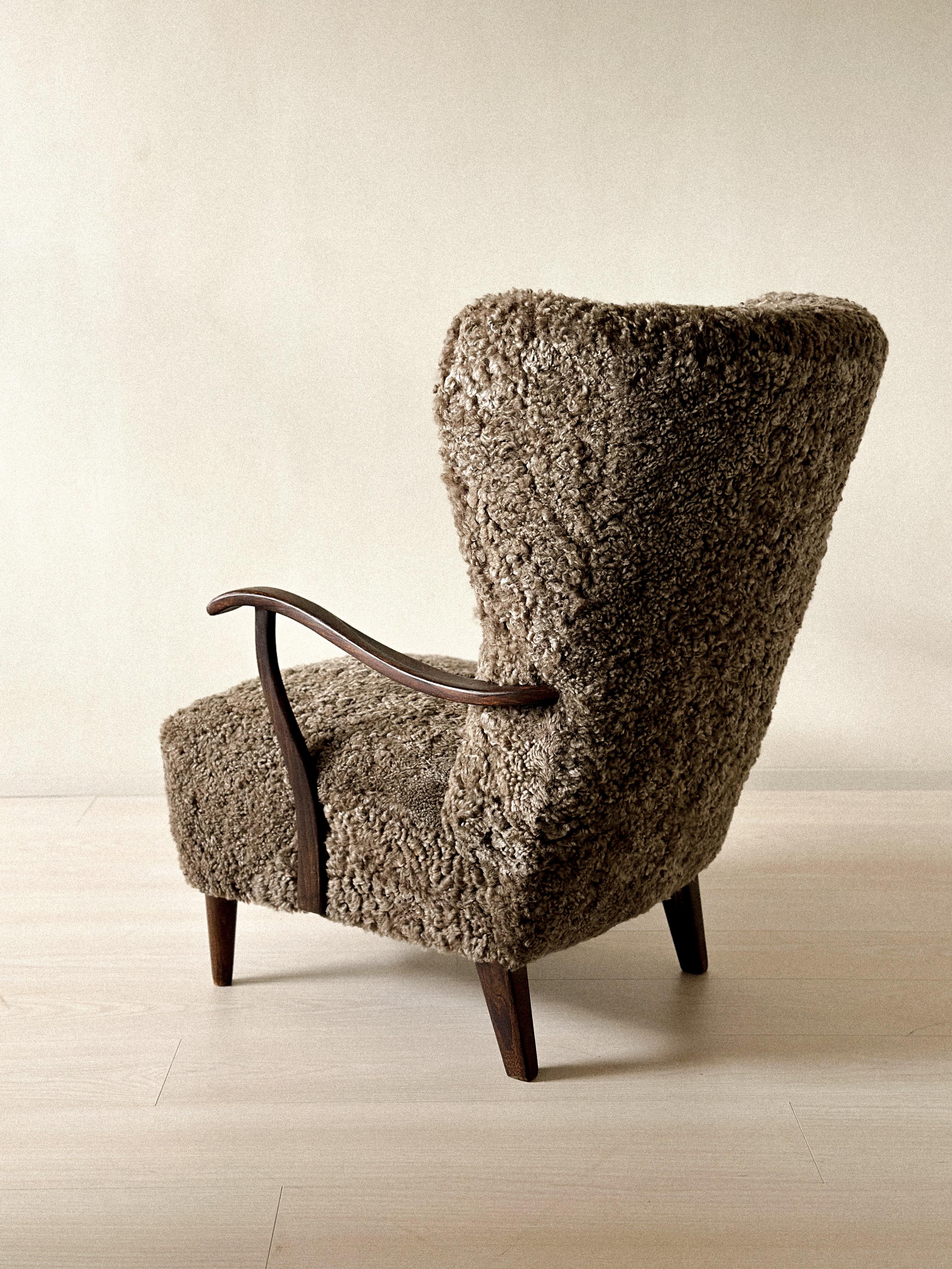 Silla danesa de ebanista con respaldo de ala en piel de oveja, Dinamarca, años 40 en venta 1