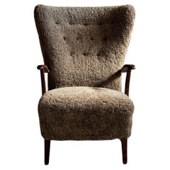 Silla danesa de ebanista con respaldo de ala en piel de oveja, Dinamarca, años 40