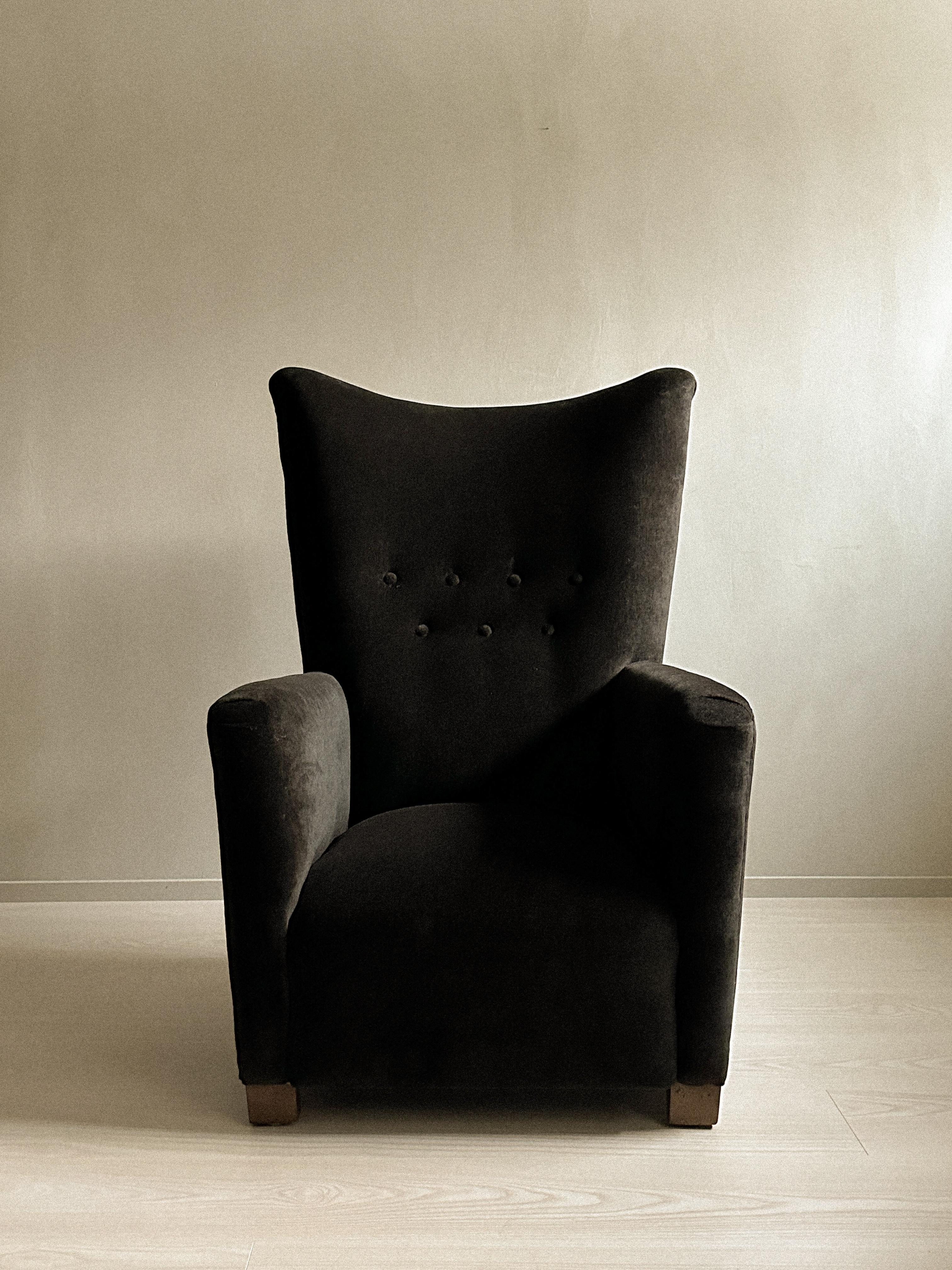 Les designs pratiques et confortables des ébénistes danois ont défini les sièges modernes du milieu du 20e siècle. Les ébénistes danois se sont concentrés sur le design minimaliste exécuté par des artisans hautement qualifiés. La chaise a été