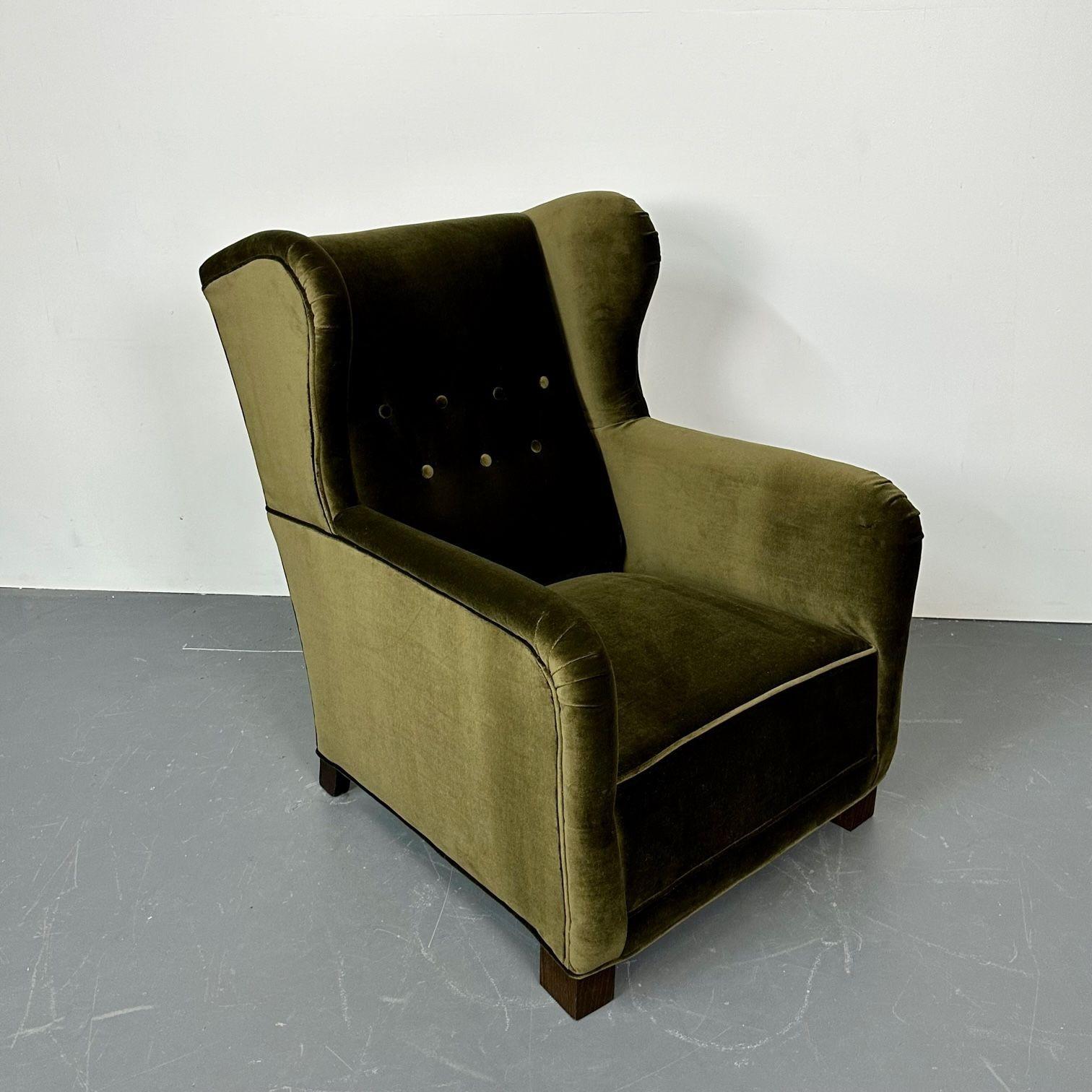 Dänischer Cabinetmaker Wingback / Lounge Chair, Scroll Arm, Flemming Lassen Style
Schicker Loungesessel oder Sessel aus der Mitte des Jahrhunderts, entworfen und hergestellt in Dänemark, ca. 1950er Jahre. Neu gepolstert mit einem luxuriösen grünen