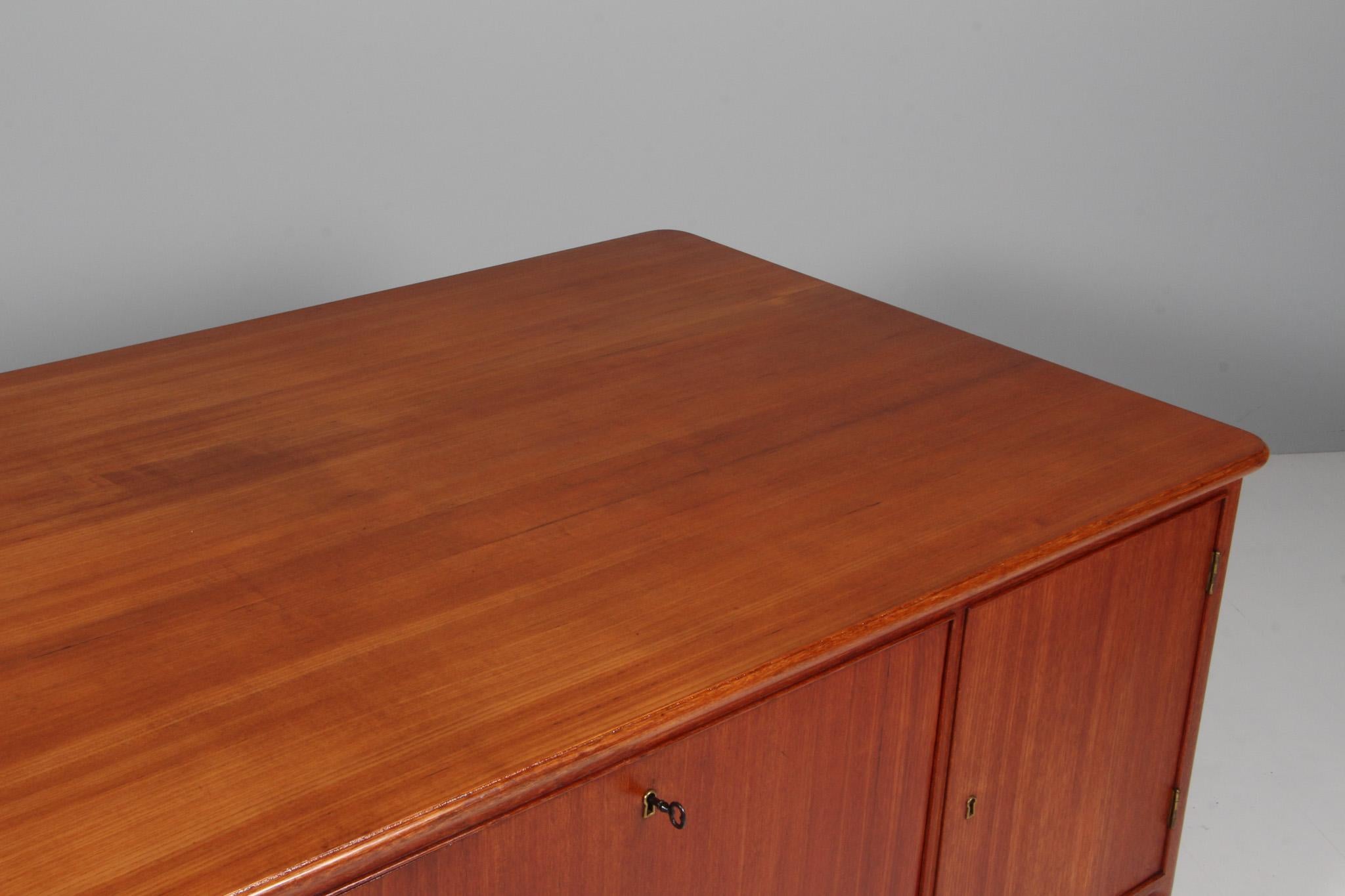 Danish Cabinetmaker writing desk in mahogany, 1950's In Good Condition In Esbjerg, DK