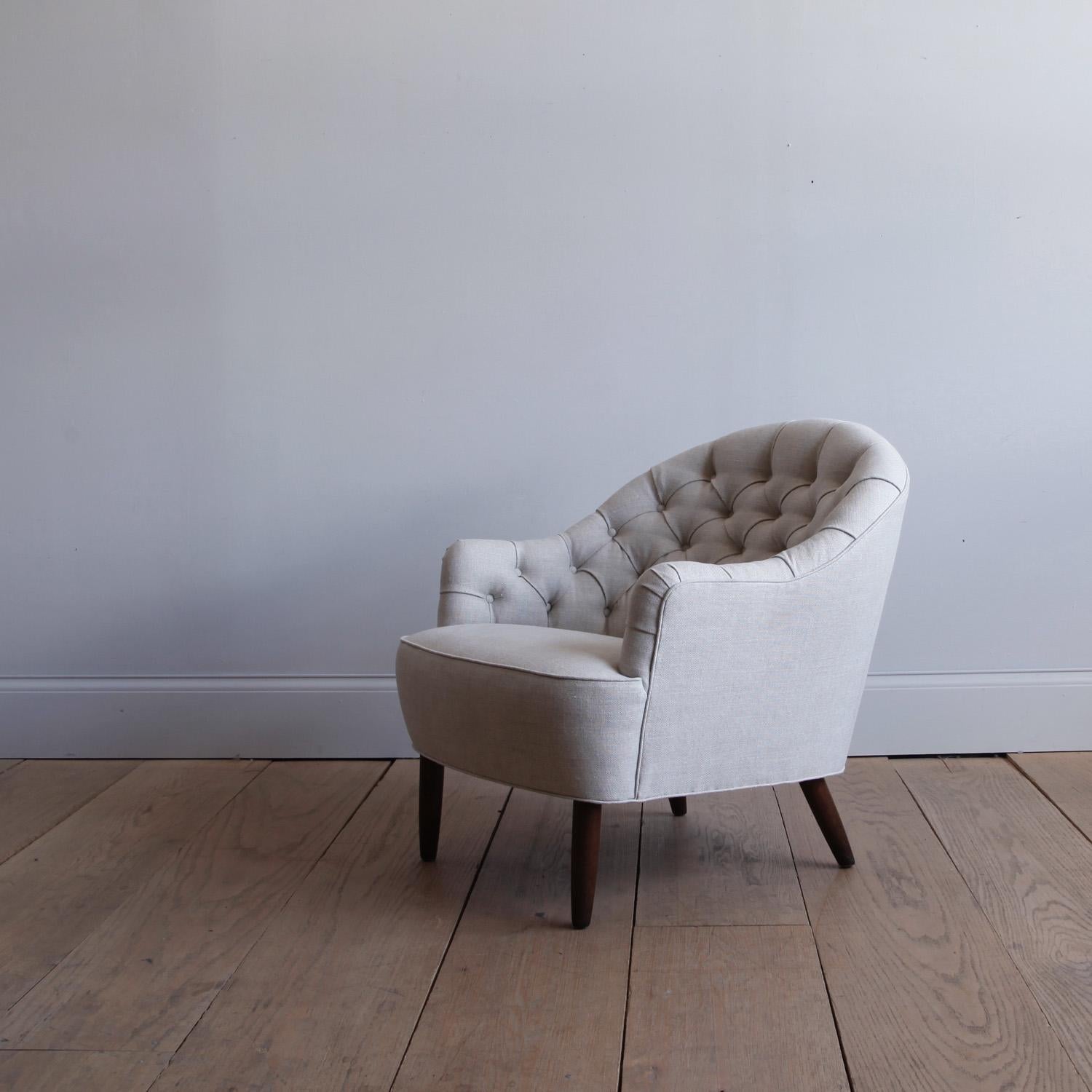 Scandinavian Modern Danish Cabinetmaker's 1940s Tufted Linen Barrel Back Lounge Chair For Sale