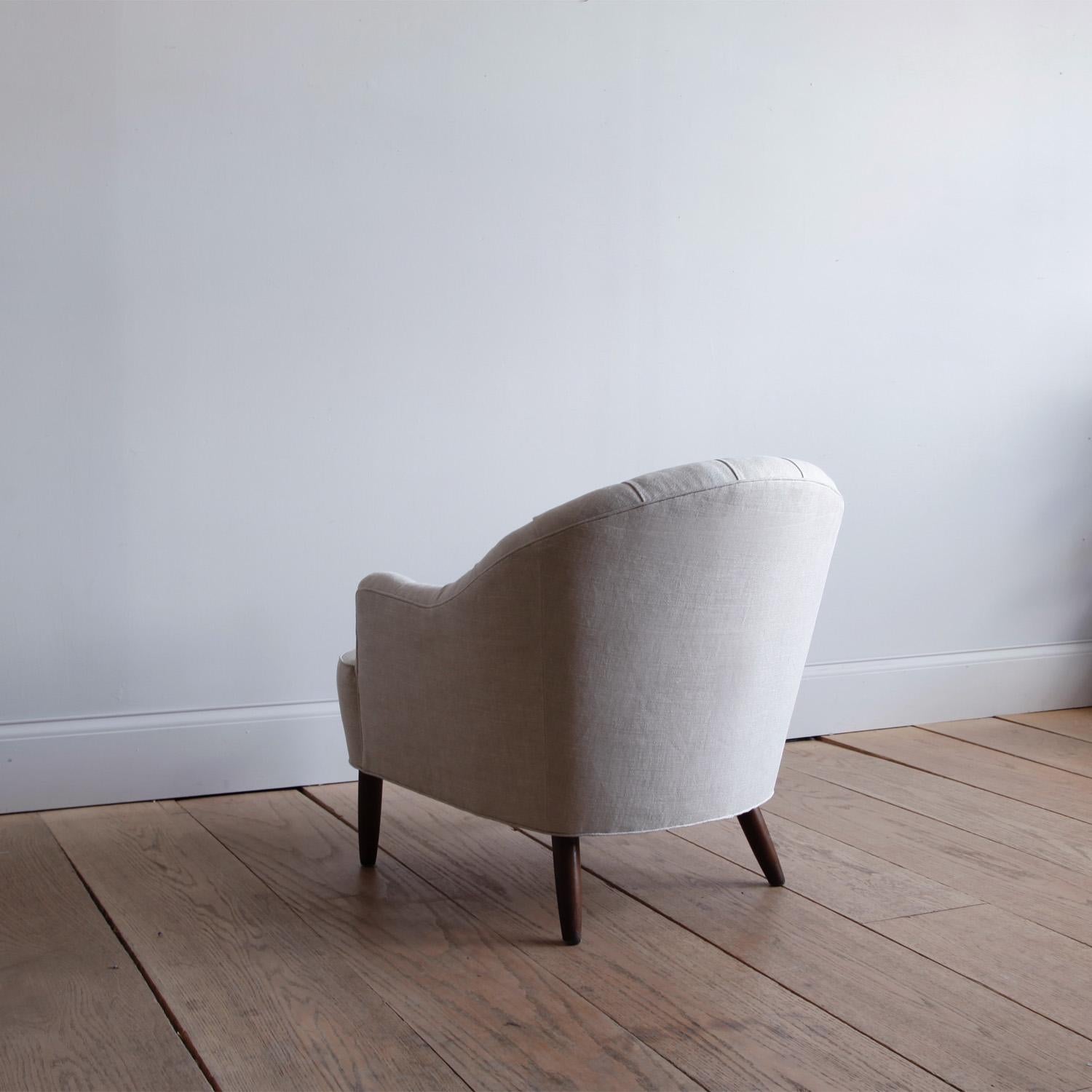 20th Century Danish Cabinetmaker's 1940s Tufted Linen Barrel Back Lounge Chair For Sale