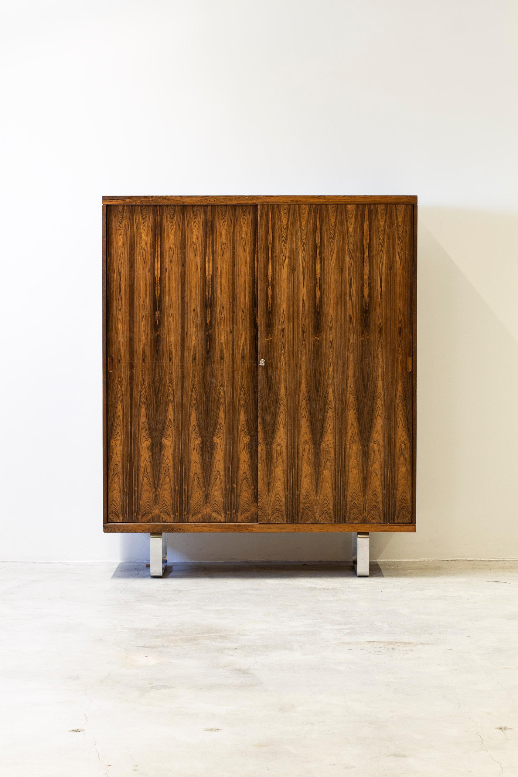 Grande armadio/guardaroba di un designer e produttore danese sconosciuto. Realizzato intorno agli anni '60. Qualità eccellente e alto livello di artigianato in tutti i dettagli. Bellissime impiallacciature in noce abbinate a libro e spesse gambe