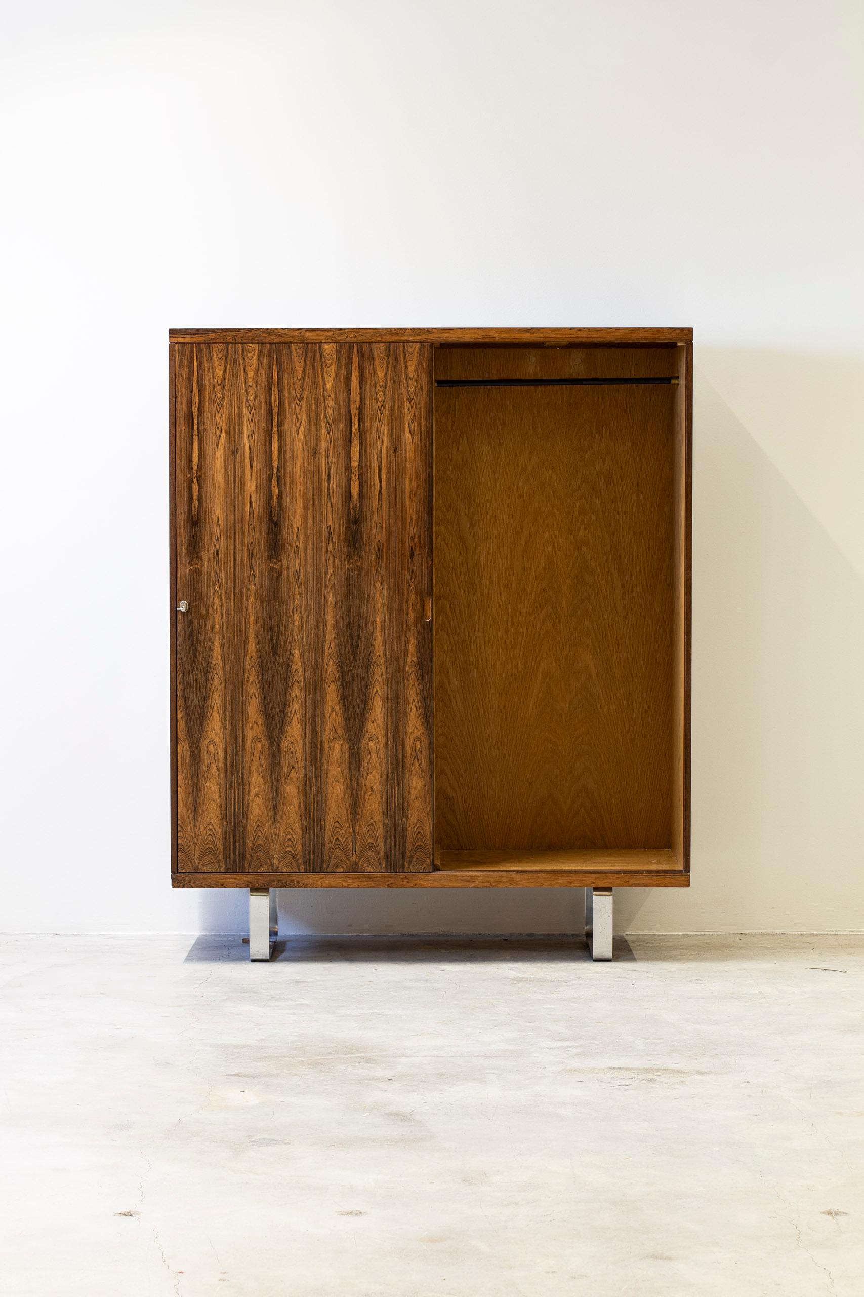 Scandinavo moderno Armadio in cromo e noce realizzato da un falegname danese, Danimarca, anni '60 in vendita
