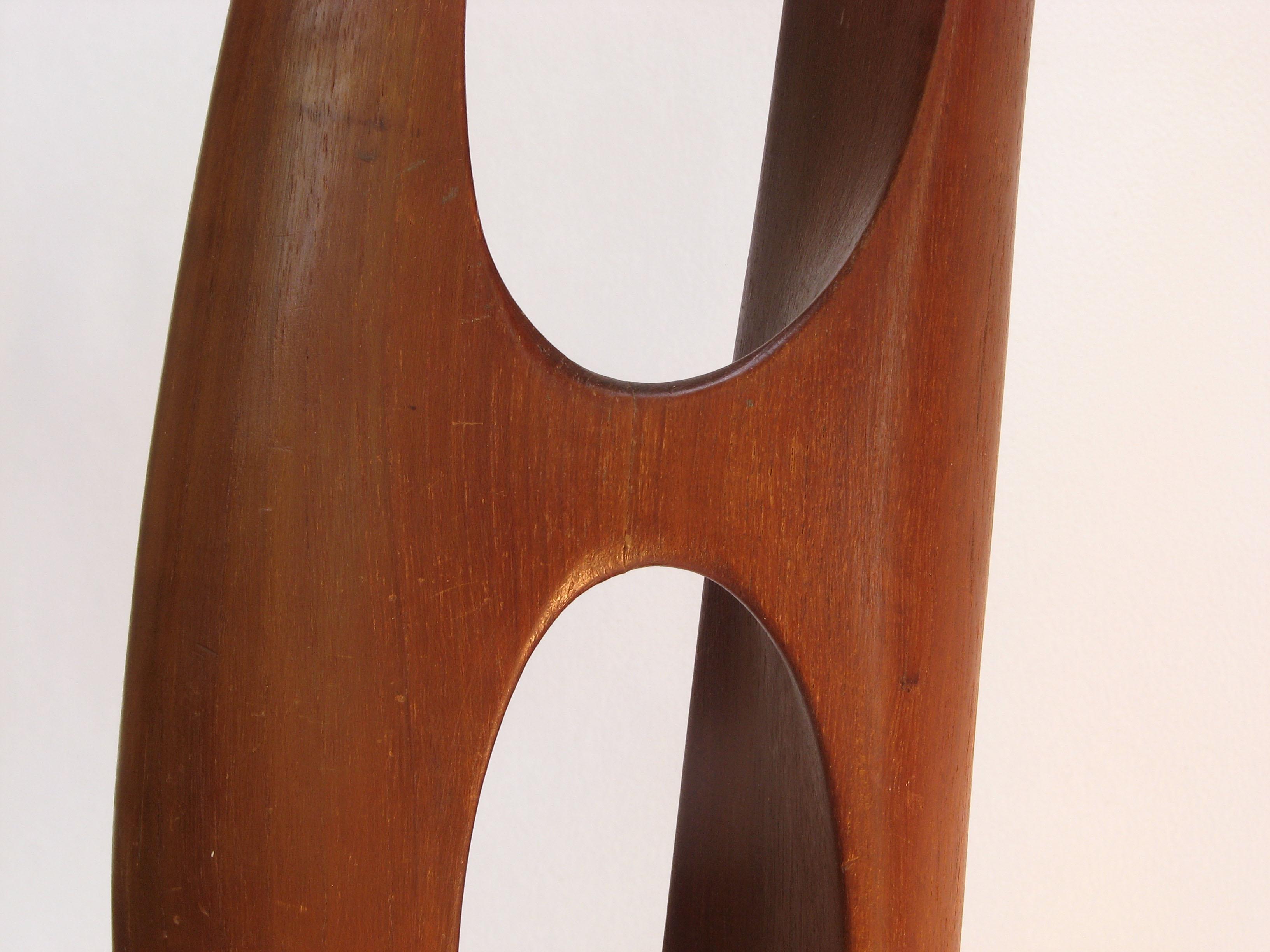 Scultura danese in teak intagliato 