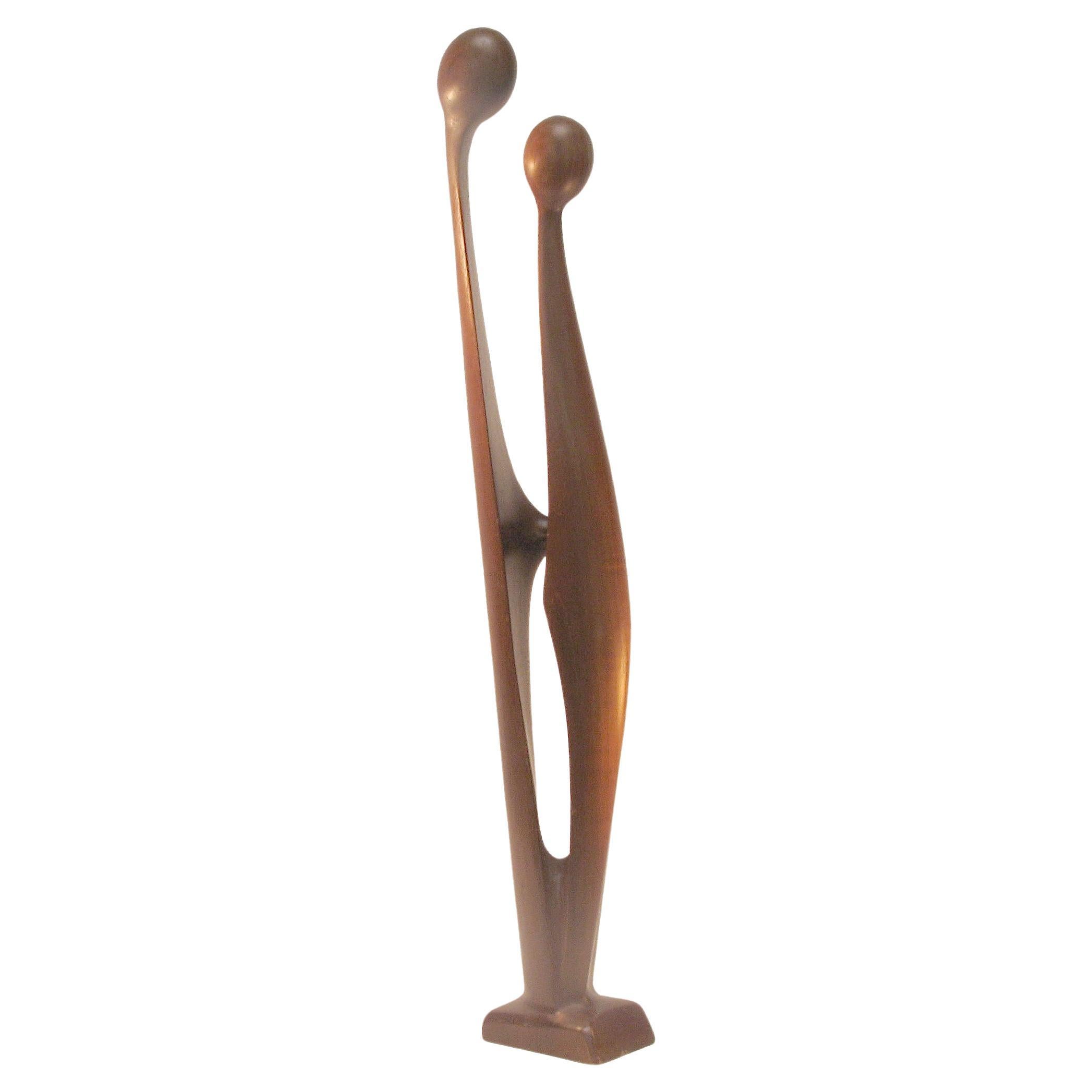 Escultura danesa tallada en teca "AMANTES" de Simon Randers Circa 1960.