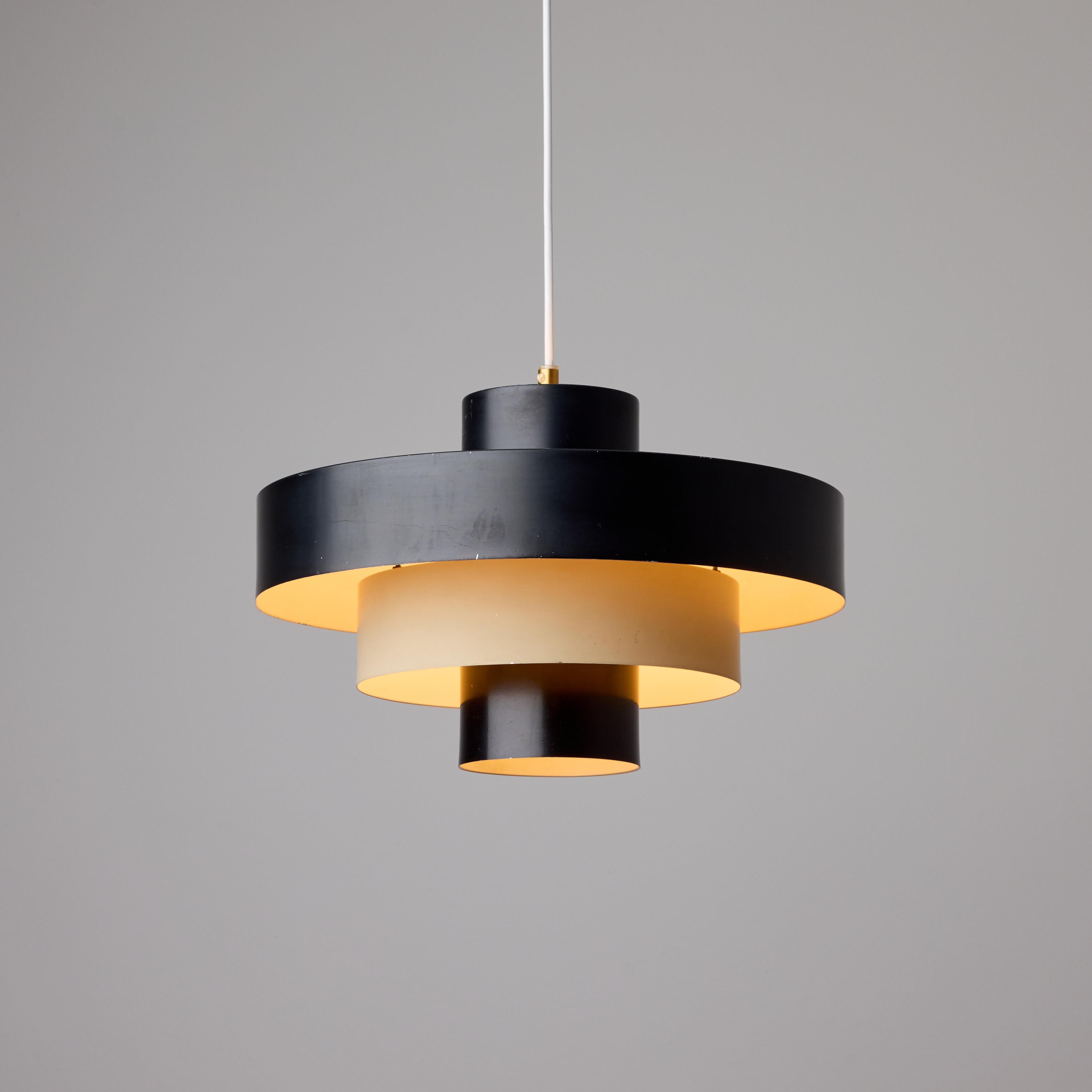 Luce a soffitto. Progettato e realizzato in Danimarca, intorno agli anni '1950. Ciondolo a più livelli smaltato in bianco e nero con un assemblaggio molto pulito. La lampada è dotata di una presa singola di tipo e27, adattata agli Stati Uniti. Si