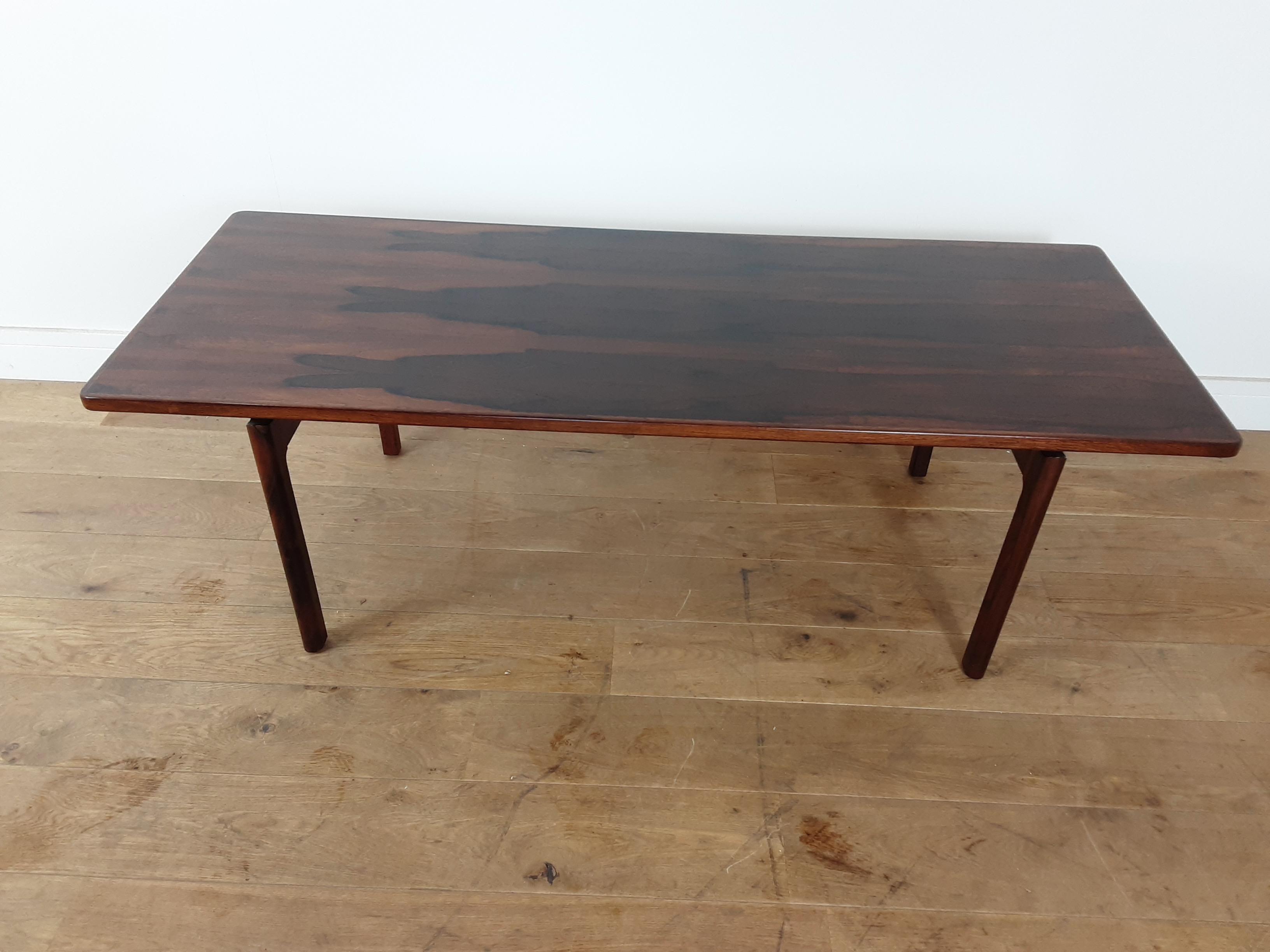 Mid-Century Modern design
Danish midcentury Brazilian rosewood table, the rosewood to this table has a stunning design, circa 1960.
Size: 48.5 cm H, 151 cm W, 60 cm D.
      