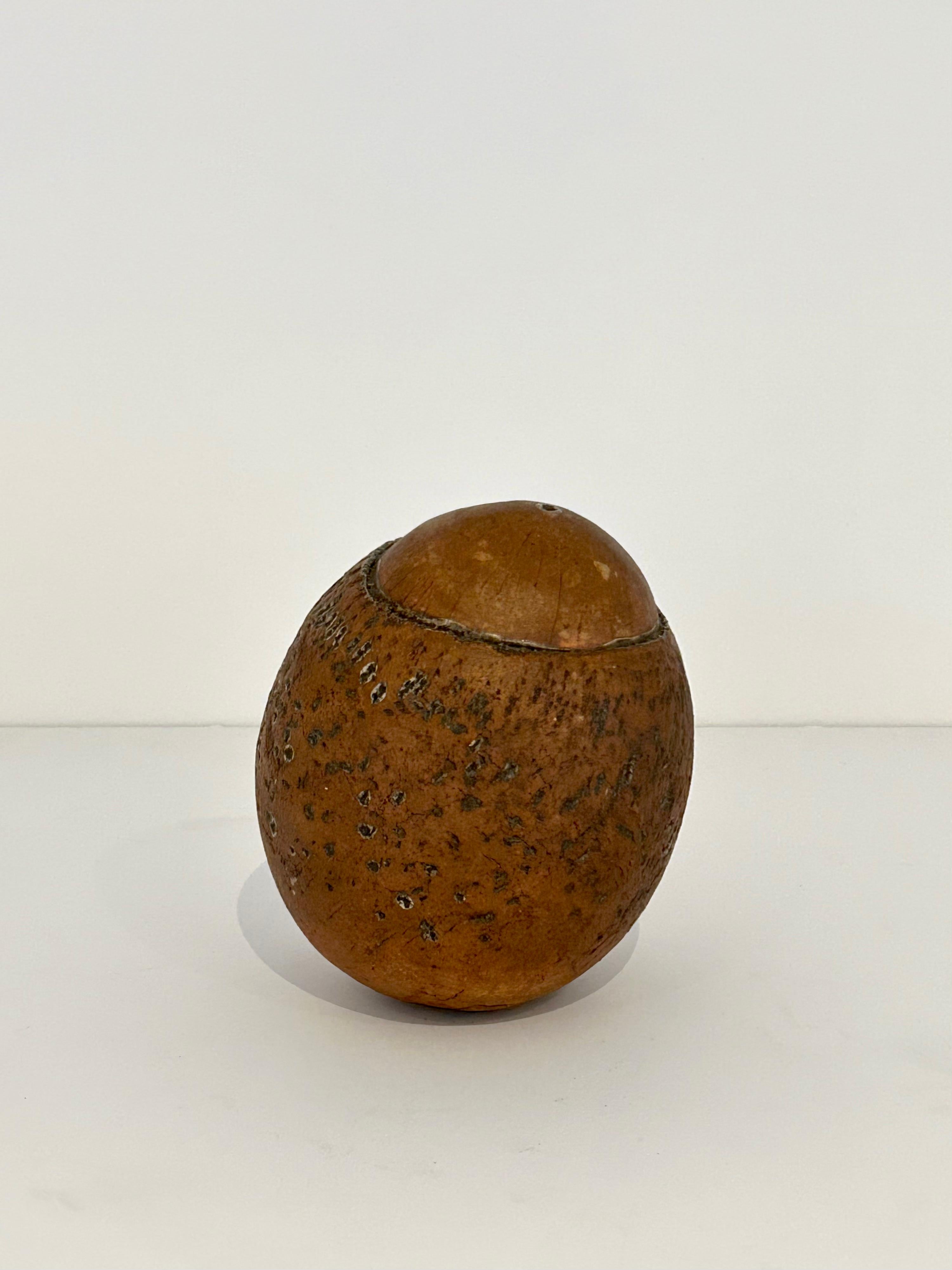 Sculpture danoise en céramique texturée des années 1960 représentant une noix de coco.