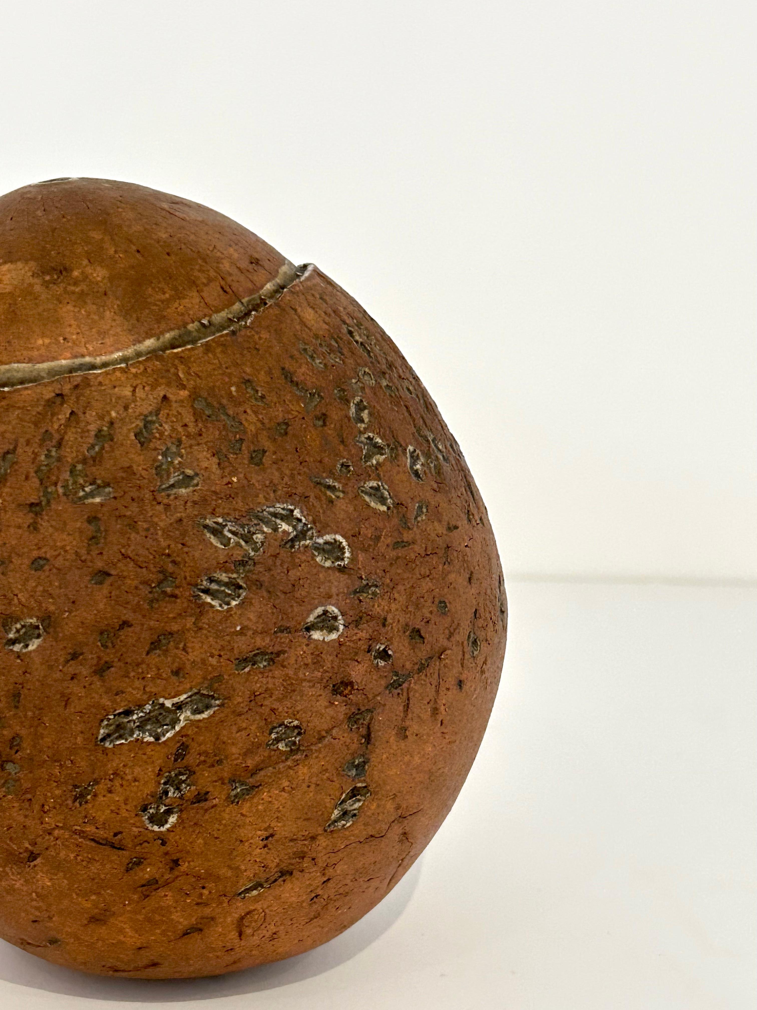 Céramique Sculpture danoise en céramique en forme de noix de coco en vente