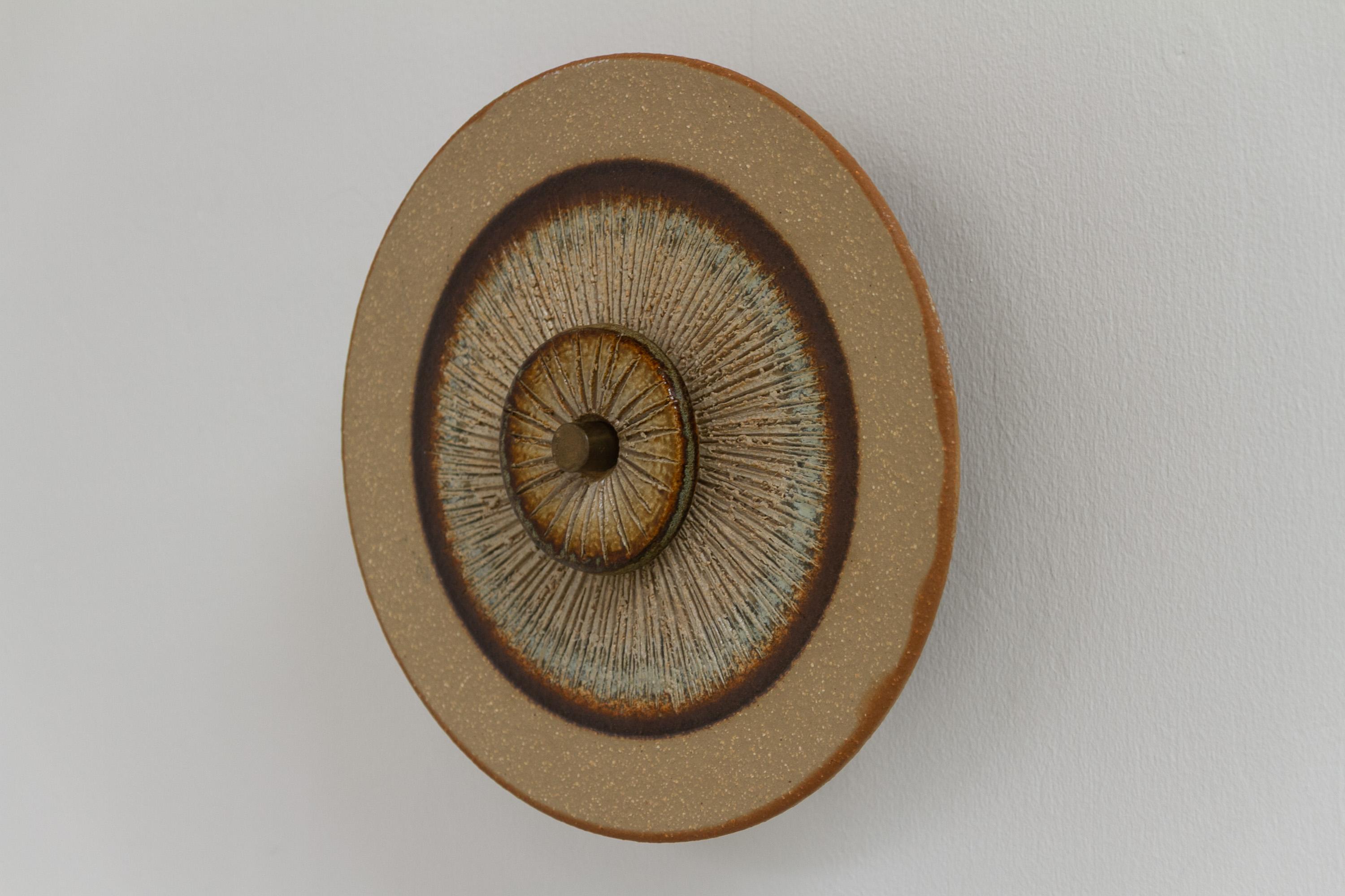 Lampe murale à disque en céramique danoise par Søholm, 1970. 

Applique murale circulaire The Modern Scandinavian Mid-Century Modern en grès partiellement émaillé. Conçu par Noomi Backhausen et Poul Brandborg pour Søholm Stentøj Danemark dans les