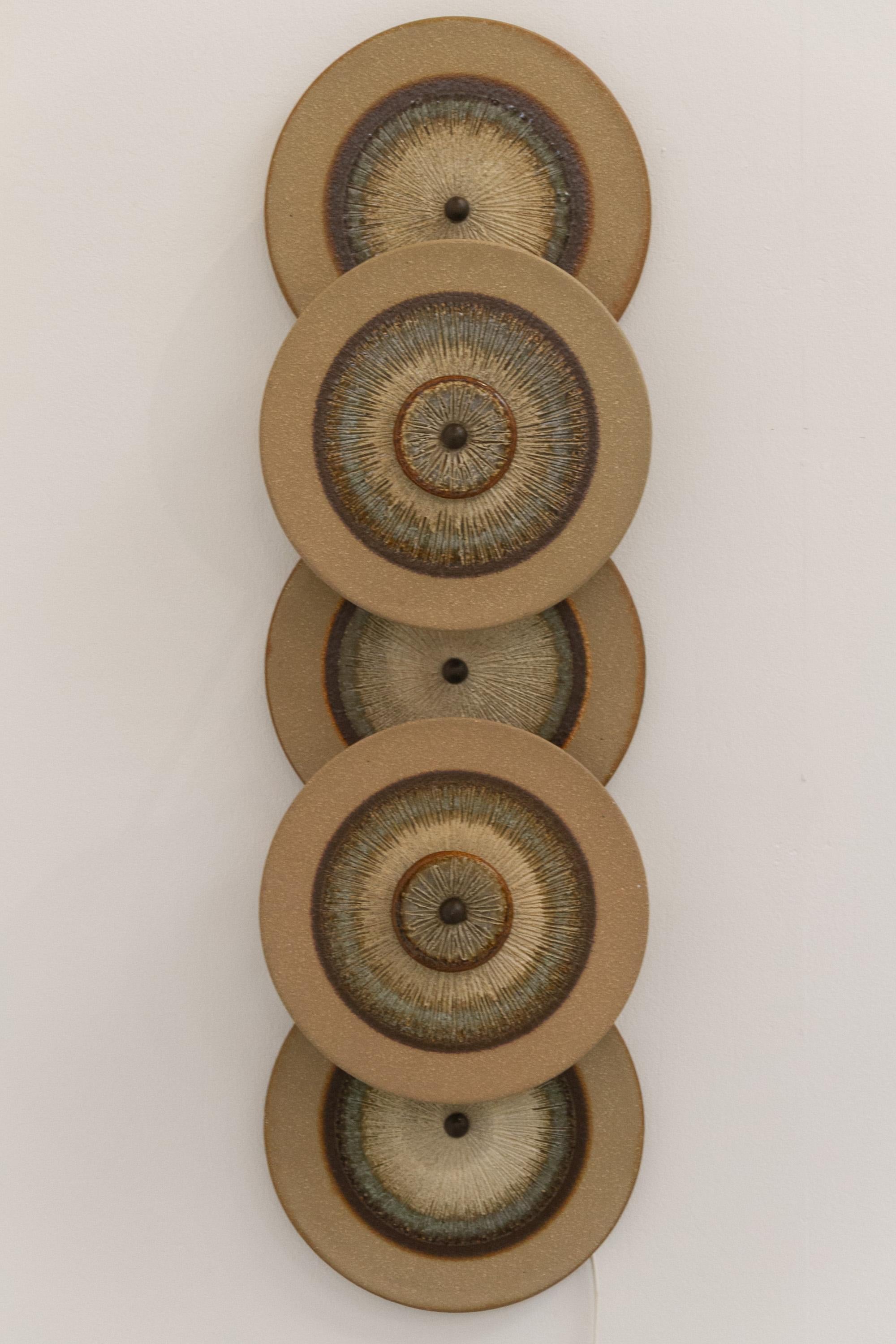 Lampe murale à cinq disques en céramique danoise par Søholm, 1970.

Grande applique murale The Modern Scandinavian Scandinavian Mid-Century Modern à cinq disques en grès partiellement émaillé. Conçu par Noomi Backhausen et Poul Brandborg pour Søholm