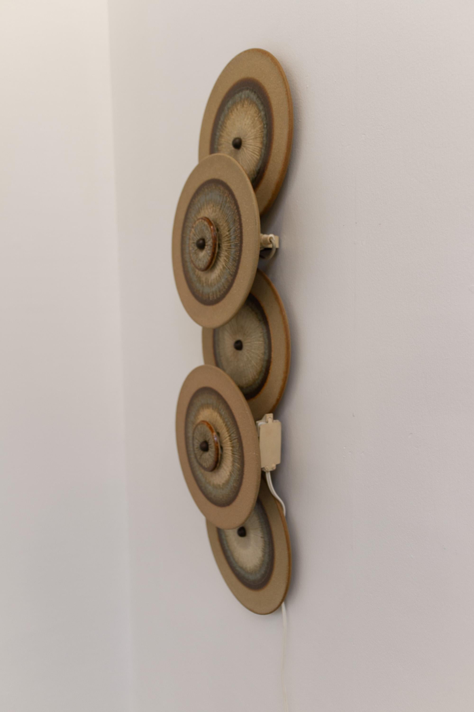 Danois Lampe murale à cinq disques en céramique danoise par Søholm, 1970. en vente
