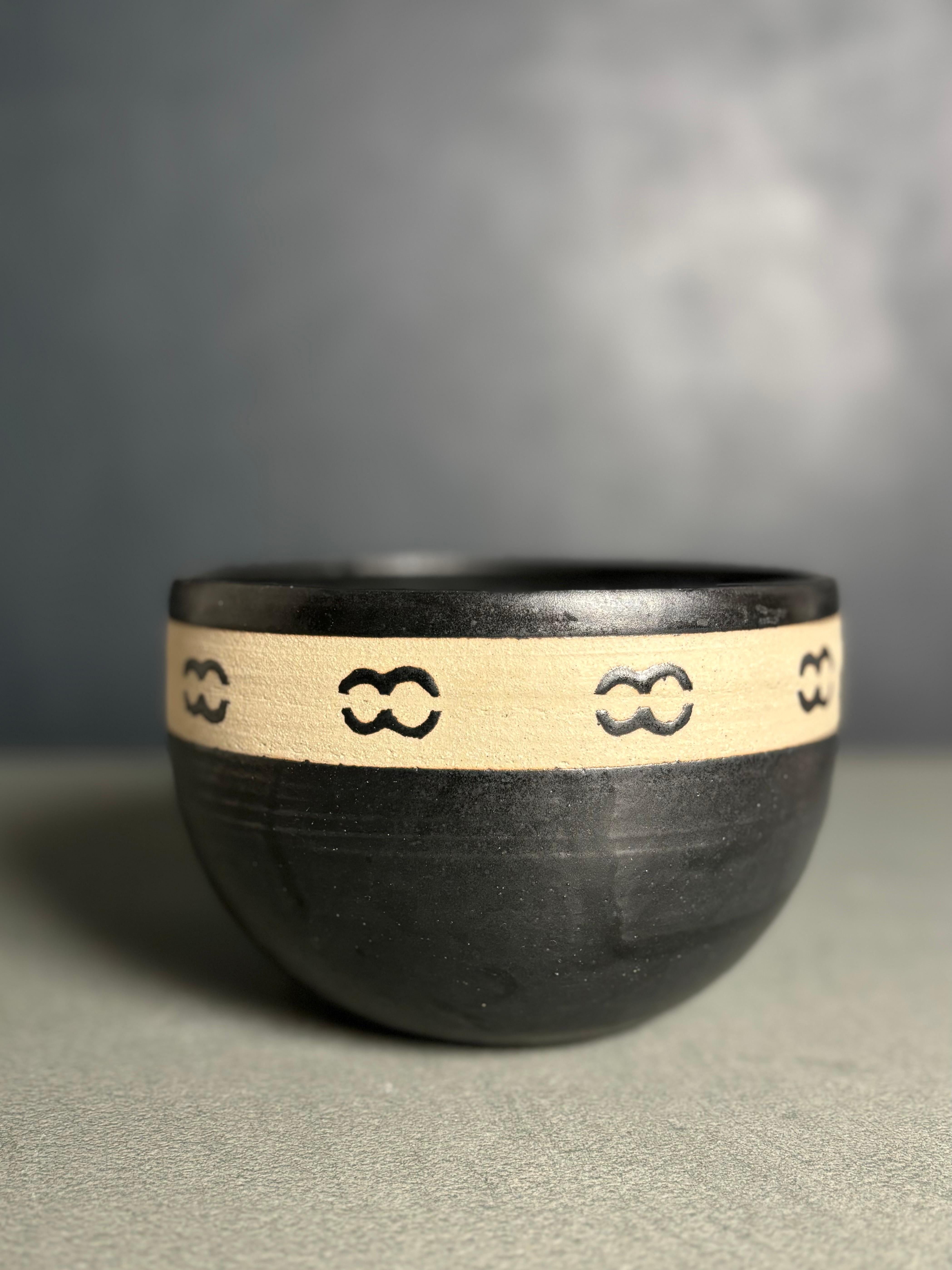 Scandinavo moderno Ciotola in ceramica danese contemporanea con decoro grafico, 2002 in vendita