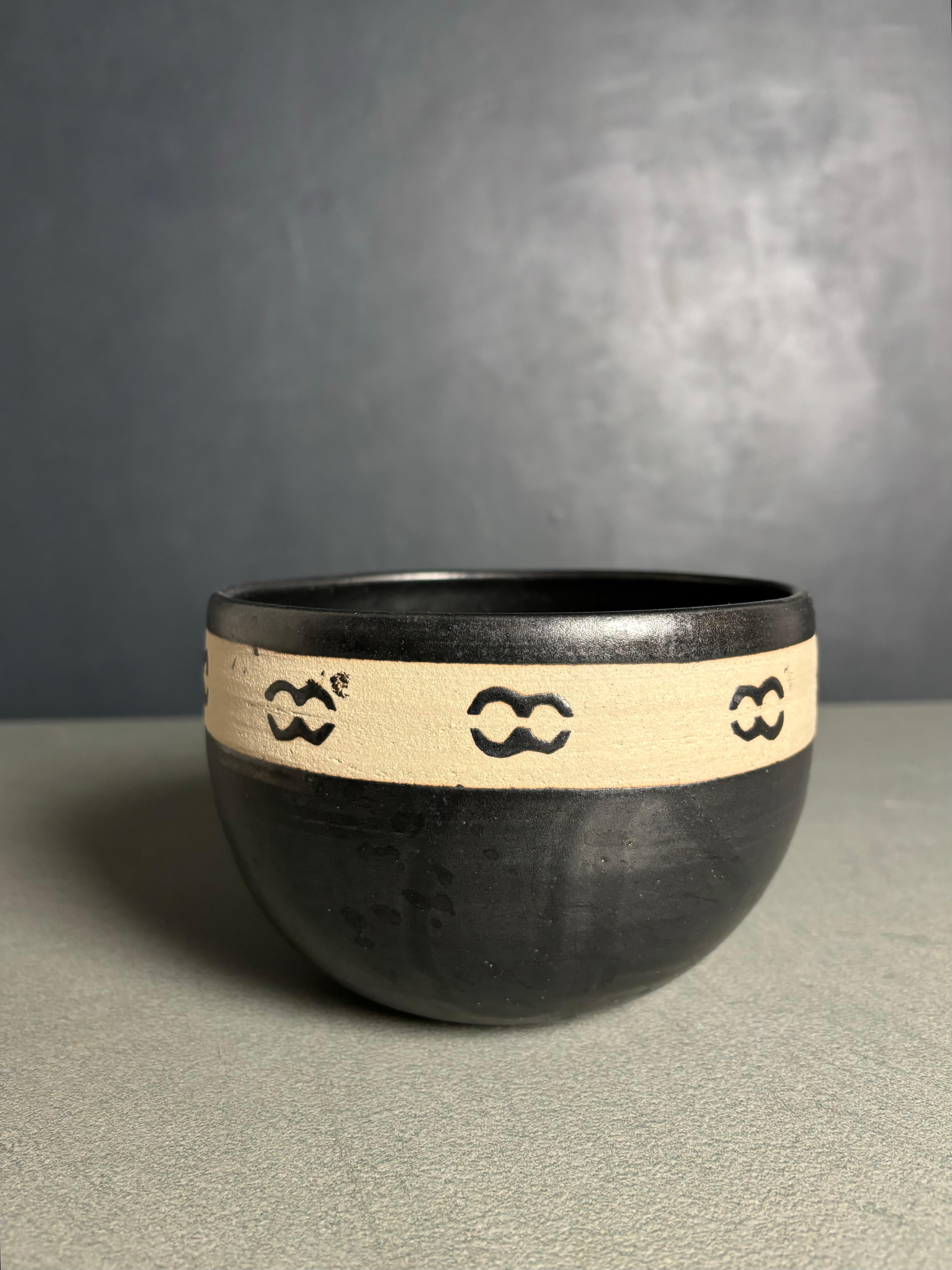 Smaltato Ciotola in ceramica danese contemporanea con decoro grafico, 2002 in vendita