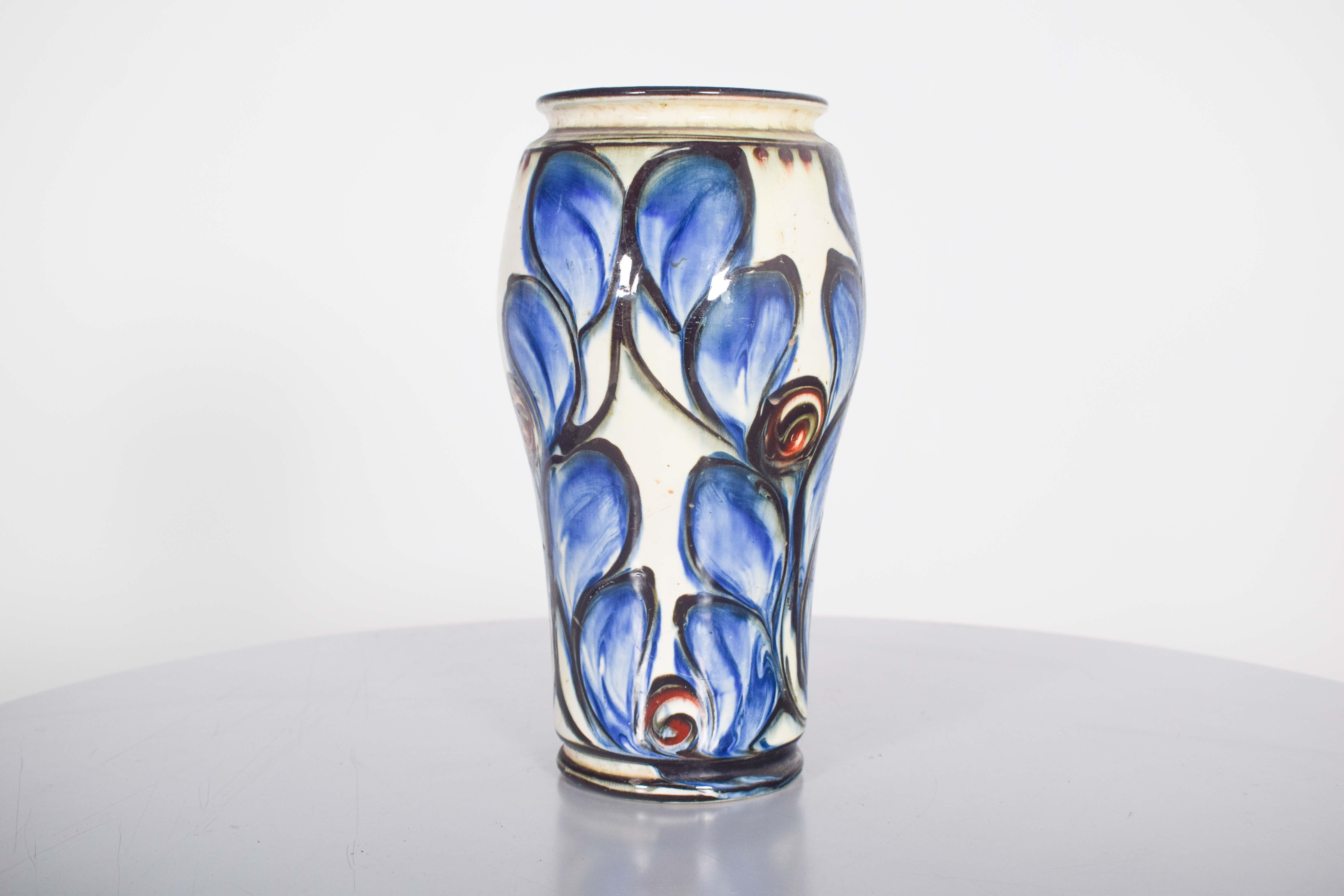 Brocca in ceramica danese, realizzata con argilla di alta qualità, la brocca viene sottoposta a un processo di cottura che le conferisce resistenza e durata. Lo smalto applicato non solo migliora l'estetica del pezzo, ma ne garantisce anche