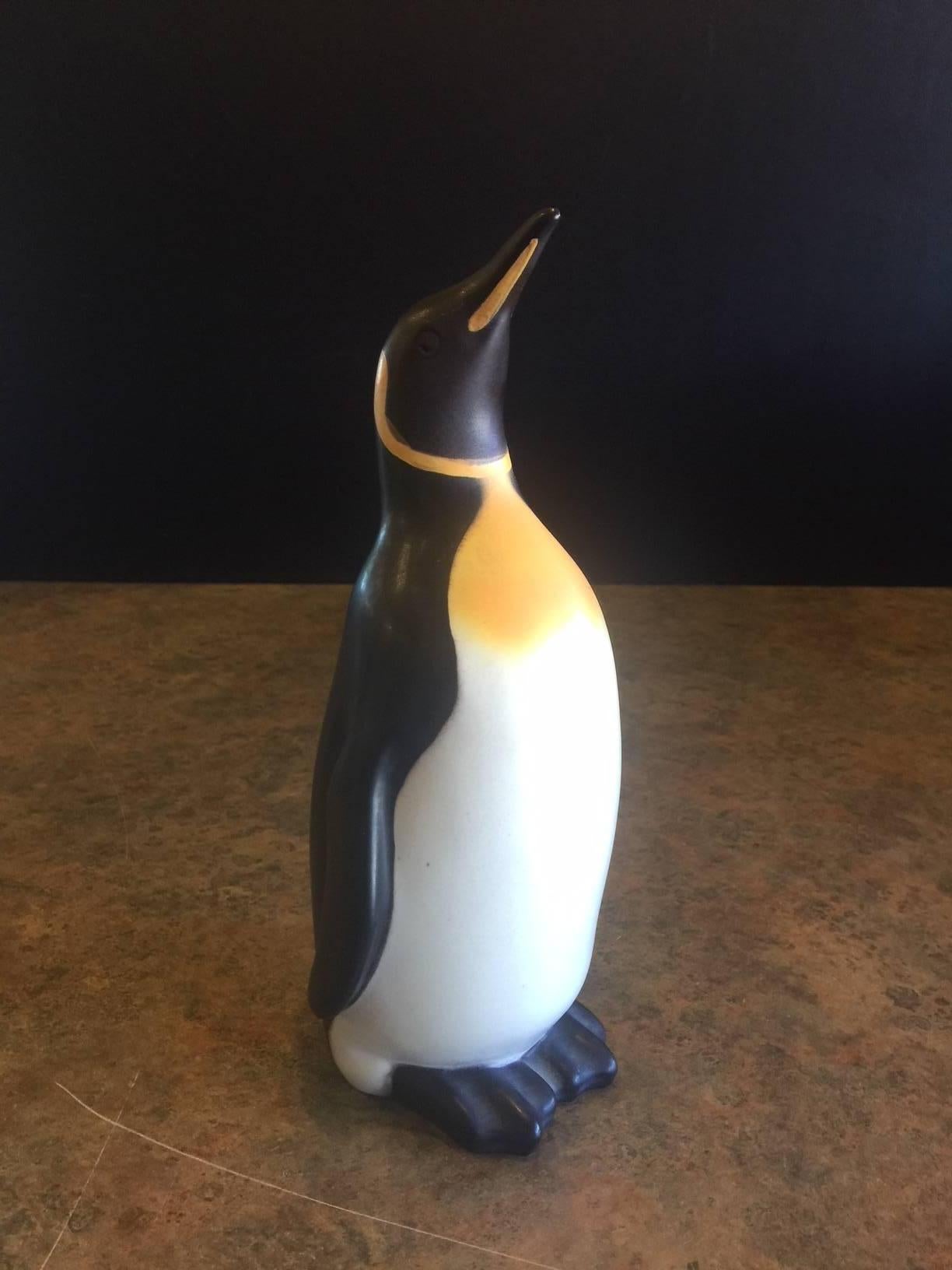 Scandinave moderne Banque de pingouins en céramique danoise par Knabstrup