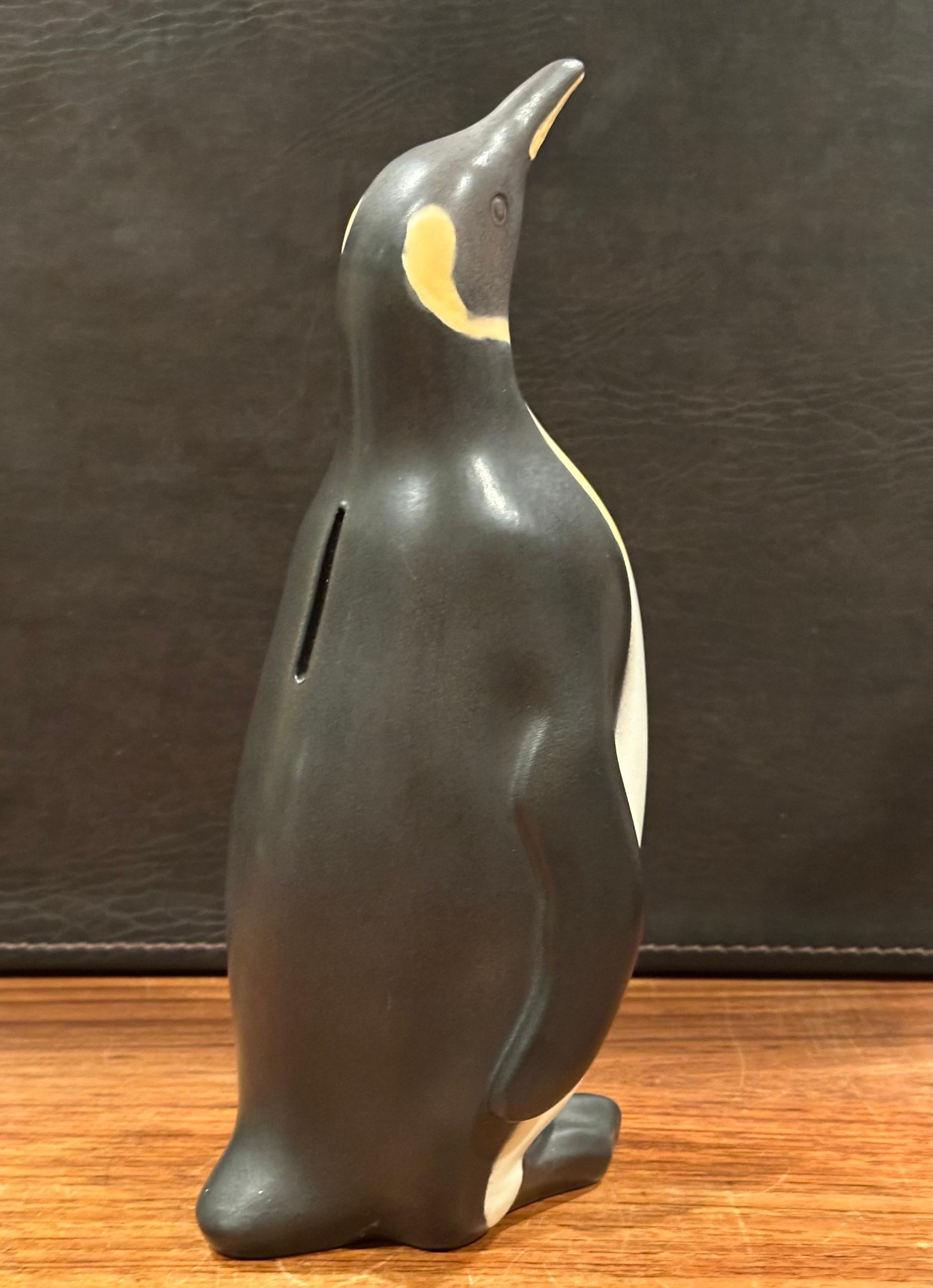 Dänische Keramikbank „Pondus der Penguin“ von Knabstrup im Angebot 3