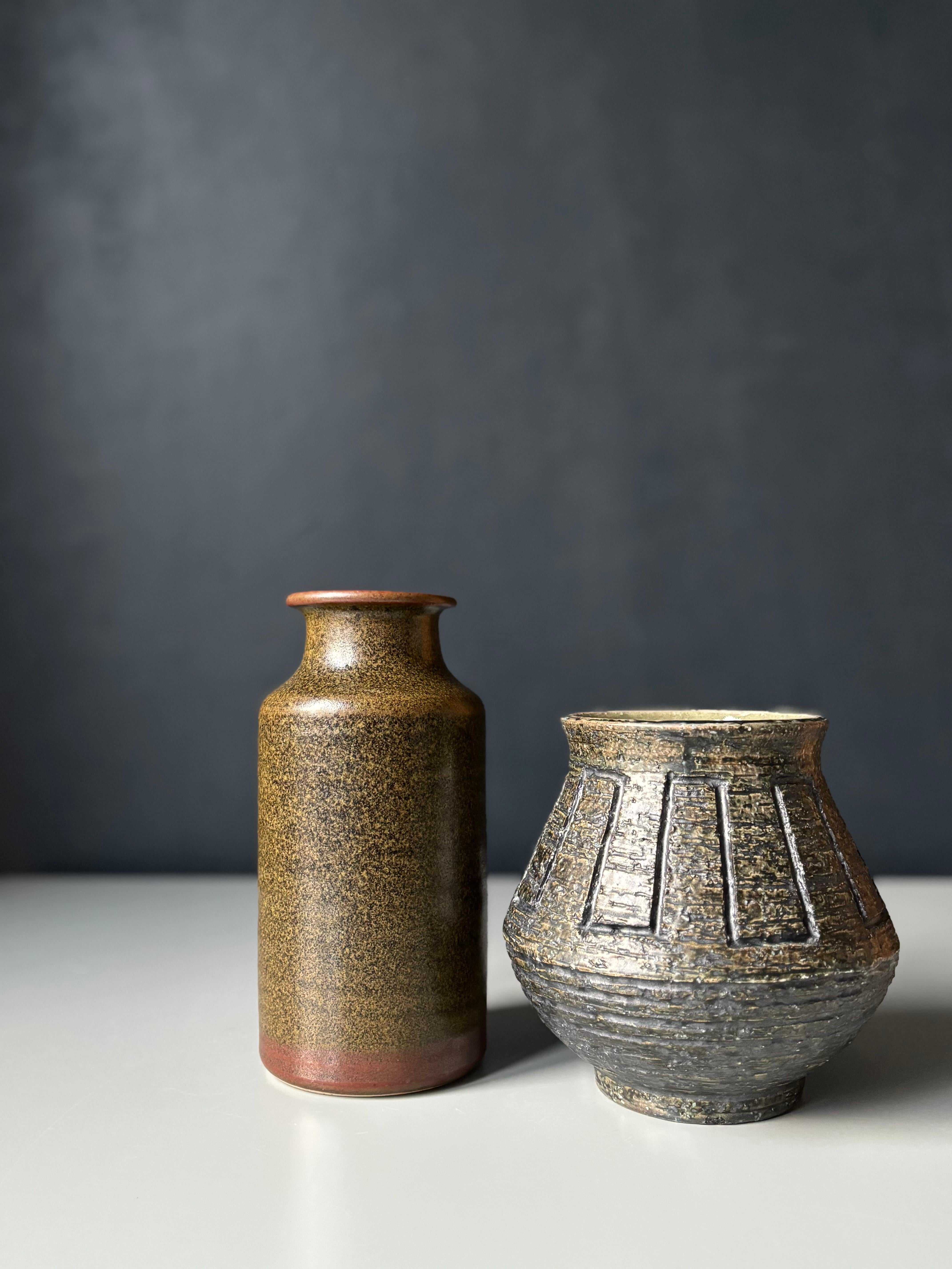 Classico vaso in gres da studio della modernità danese degli anni '60. Forma cilindrica slanciata con smalto marrone noce, arachide scuro e sale caldo color mattone con macchie naturali bruciate. Firmato dall'artista.
Bellissime condizioni vintage.