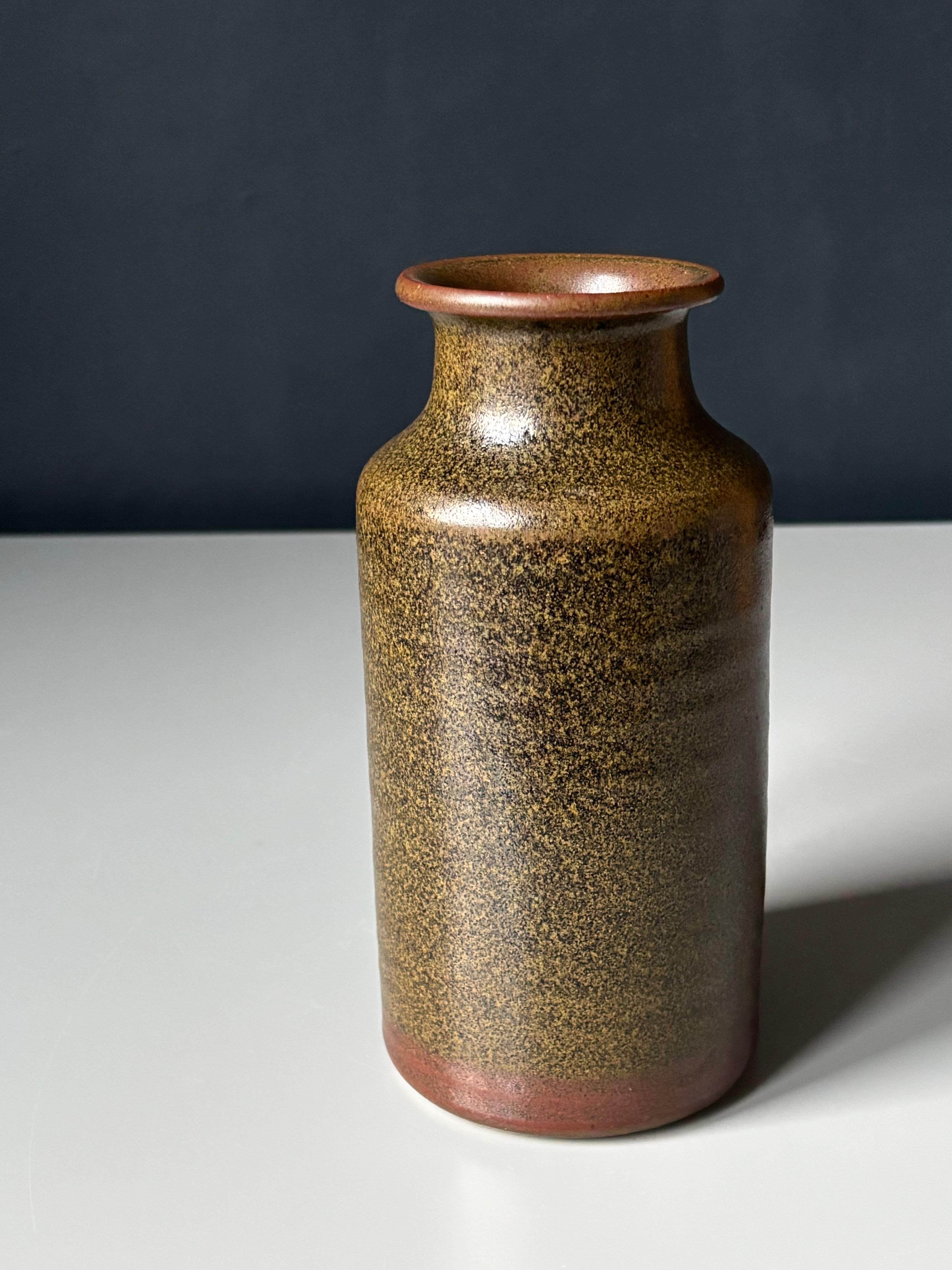 Mid-Century moderno Vaso cilindrico in ceramica danese Studio Natural Earthtone, anni '60 in vendita