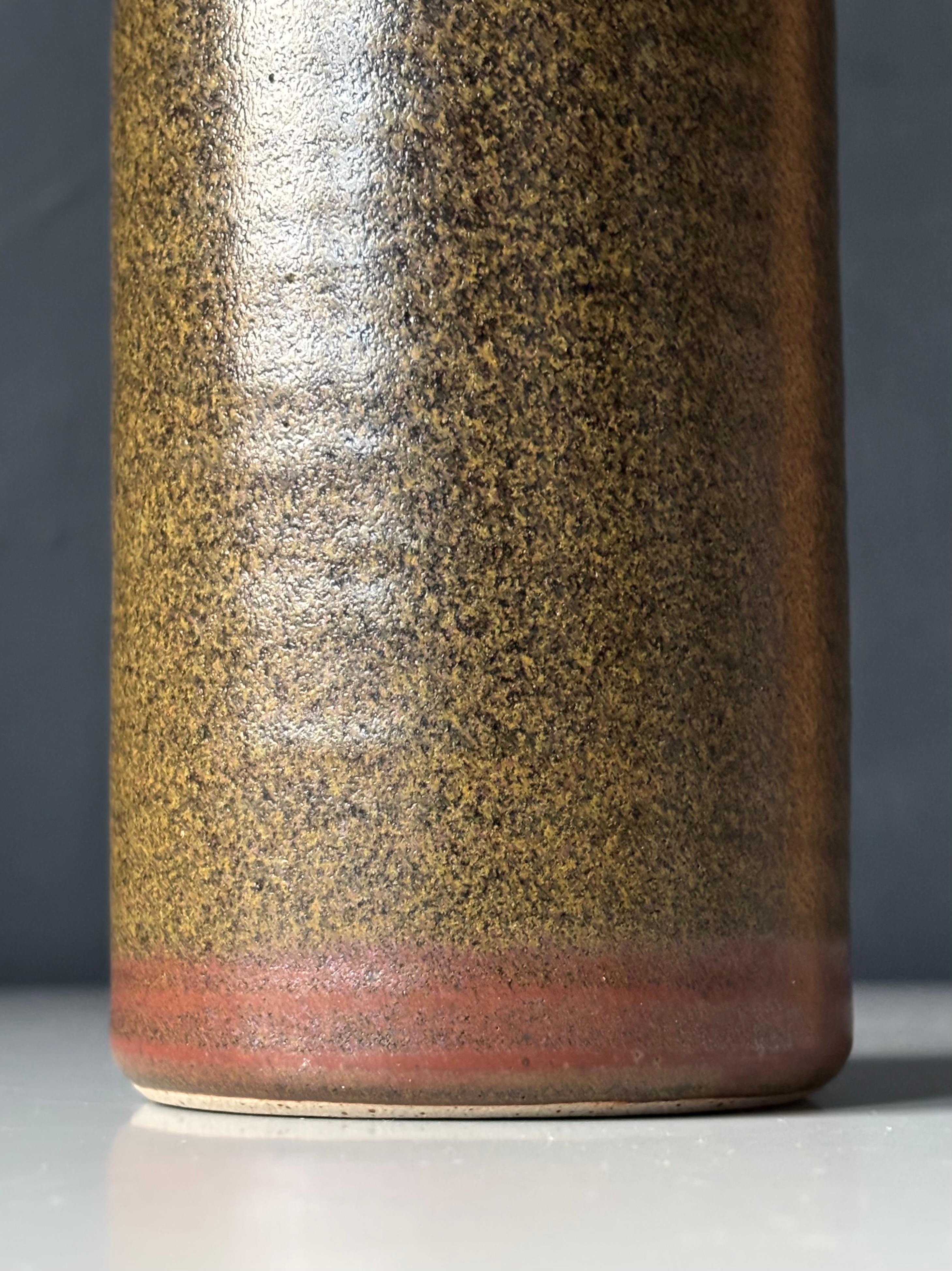 Smaltato Vaso cilindrico in ceramica danese Studio Natural Earthtone, anni '60 in vendita