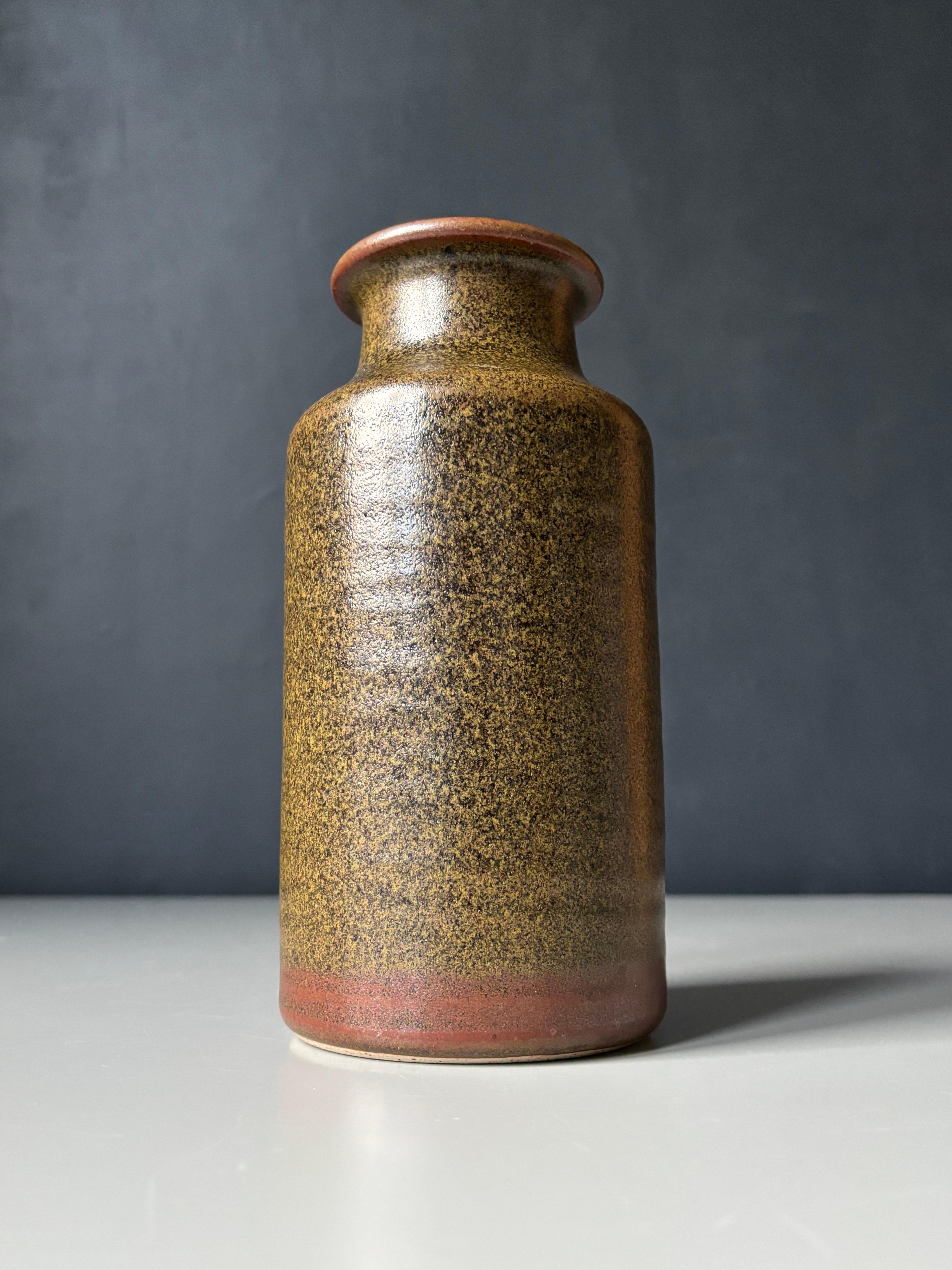 Vaso cilindrico in ceramica danese Studio Natural Earthtone, anni '60 In condizioni buone in vendita a Copenhagen, DK