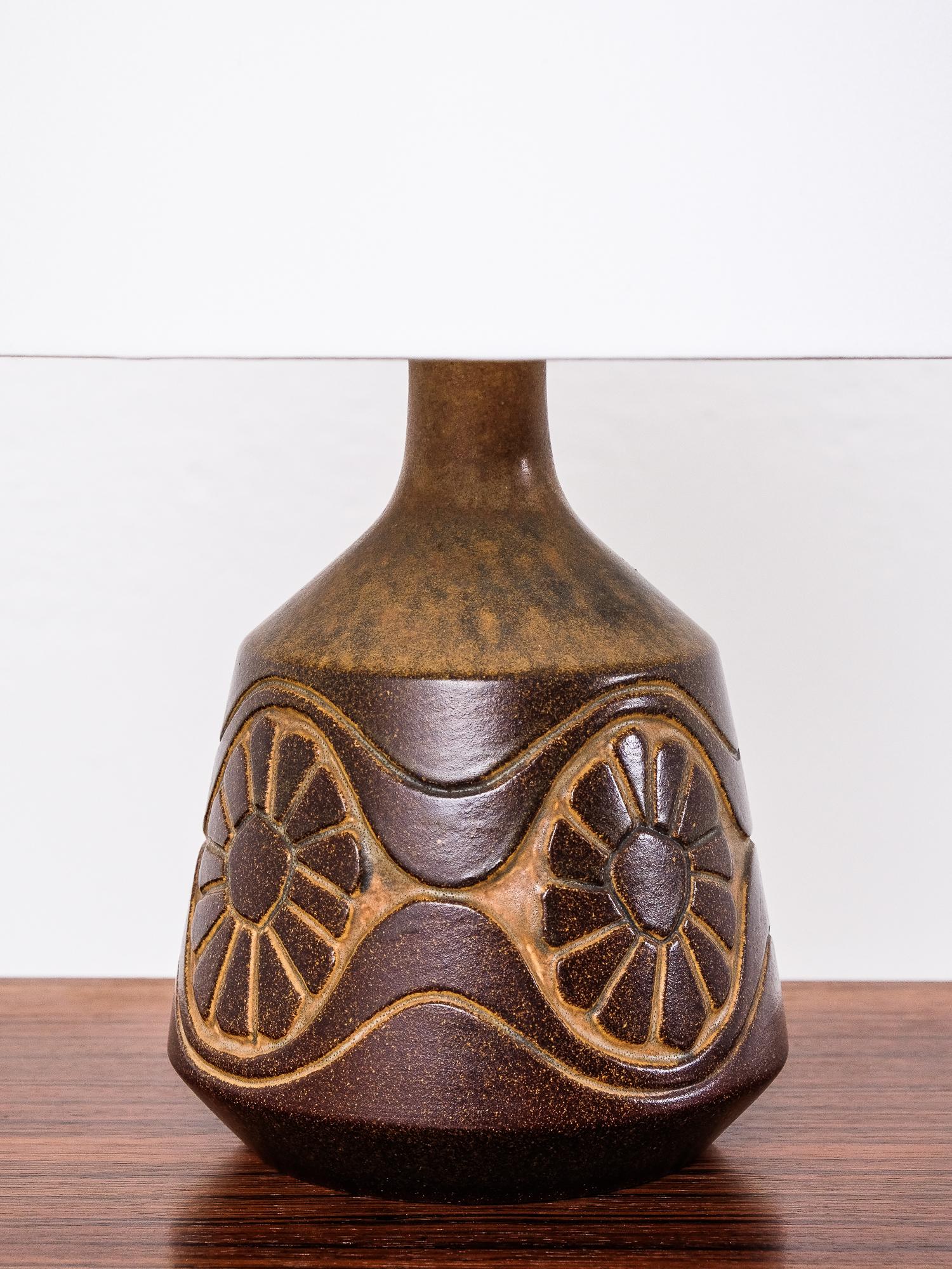 Ceramic table lamp from 1960s, Denmark.

Height with shade 45 cm. E27 bulb socket.