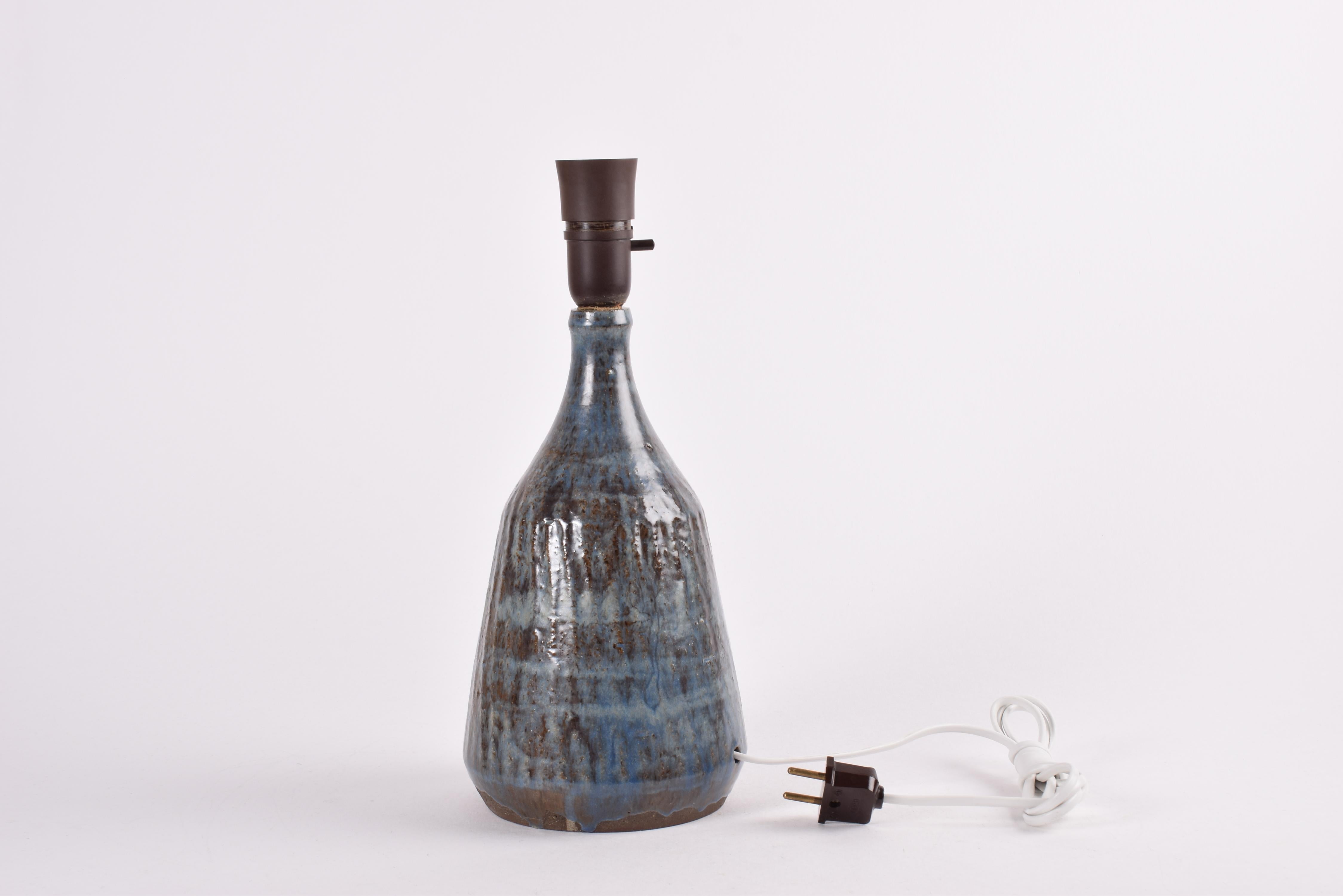 Dänische Keramik Tischlampe Blau und Brown Glasur Bambusschirm, Modern, 1960er (Glasiert) im Angebot