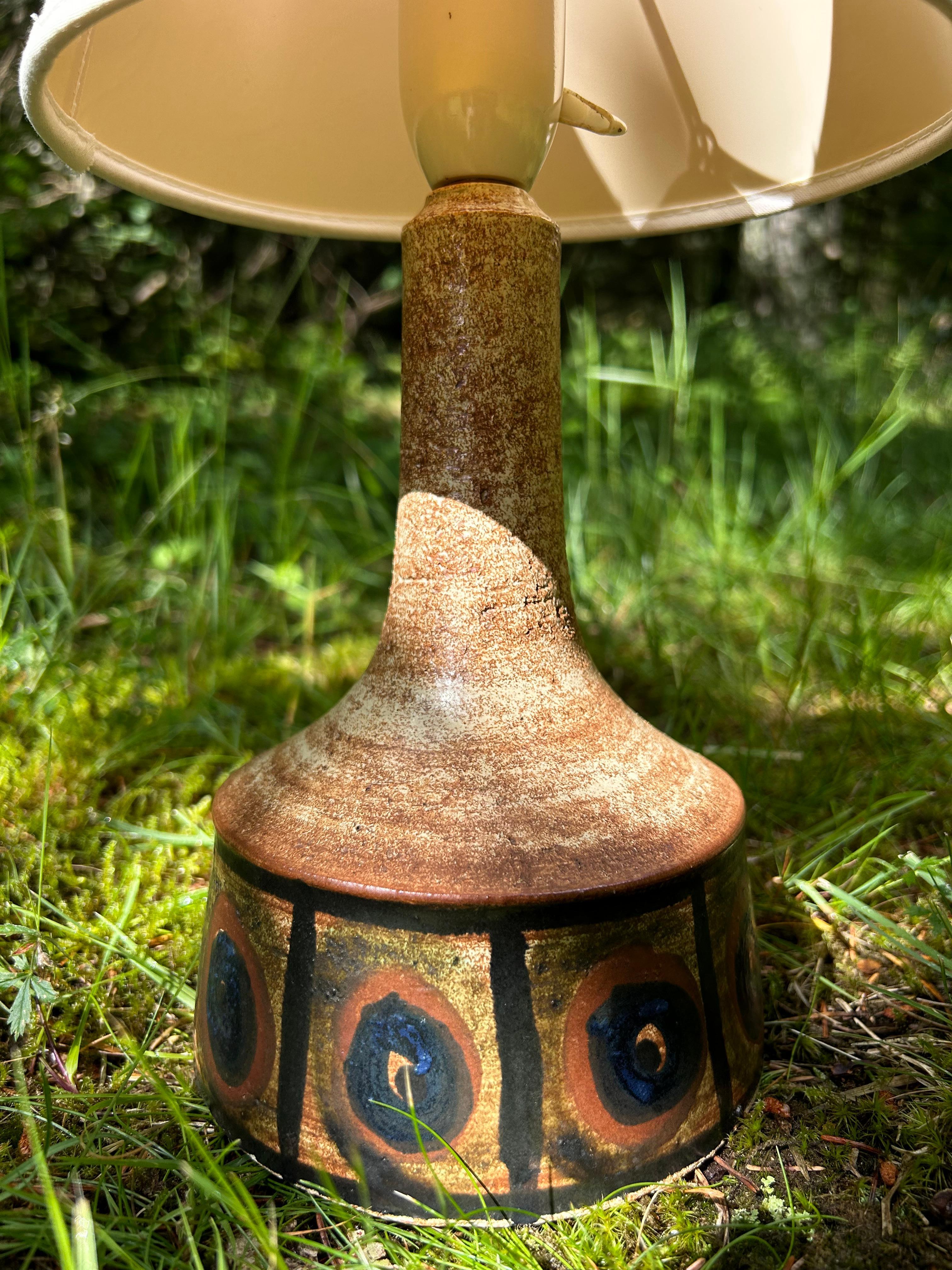 Dänische Keramik-Tischlampe aus den 1970er Jahren vom dänischen Keramikhersteller Axella.

Die Lampe ist in gutem Zustand mit einer schönen Glasur im Boden und einer unglasierten Oberseite, die einen guten Kontrast zu der Lampe gibt.

Die dänische