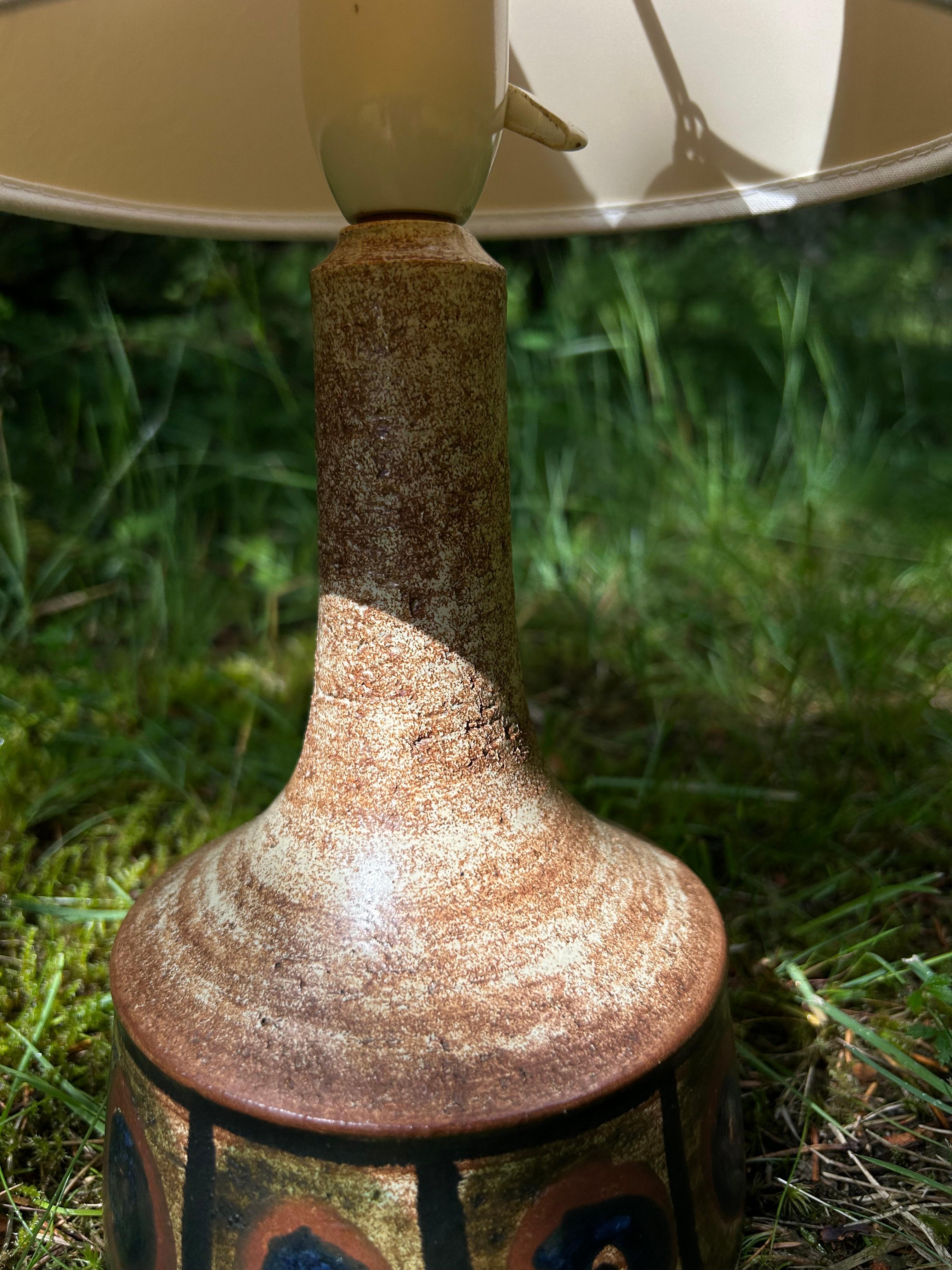 Dänische Keramik-Tischlampe von Axella (Skandinavische Moderne) im Angebot