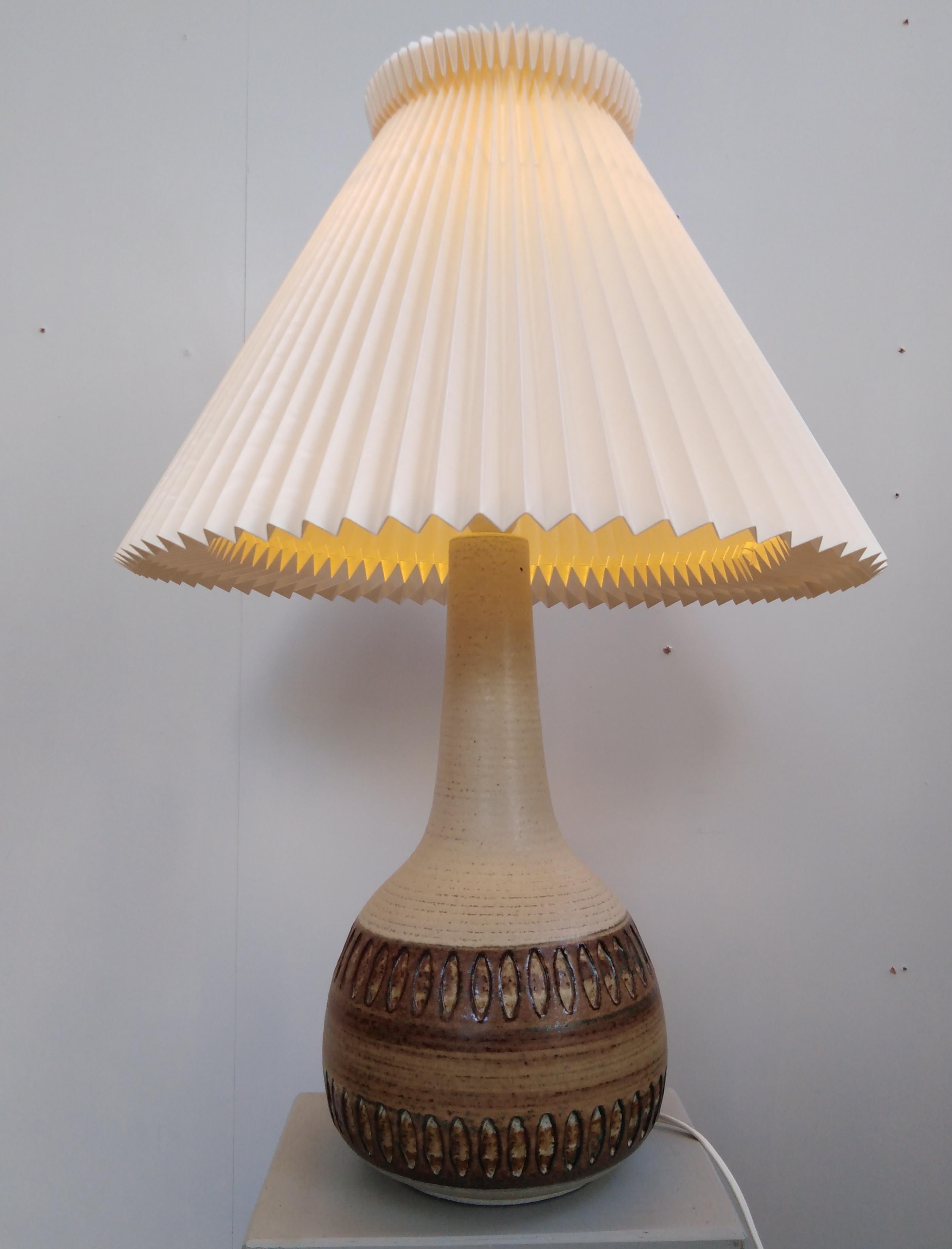 Lampe de table danoise très décorative en poterie de Soholm d'un artiste inconnu.
Le sous-sol est signé 
