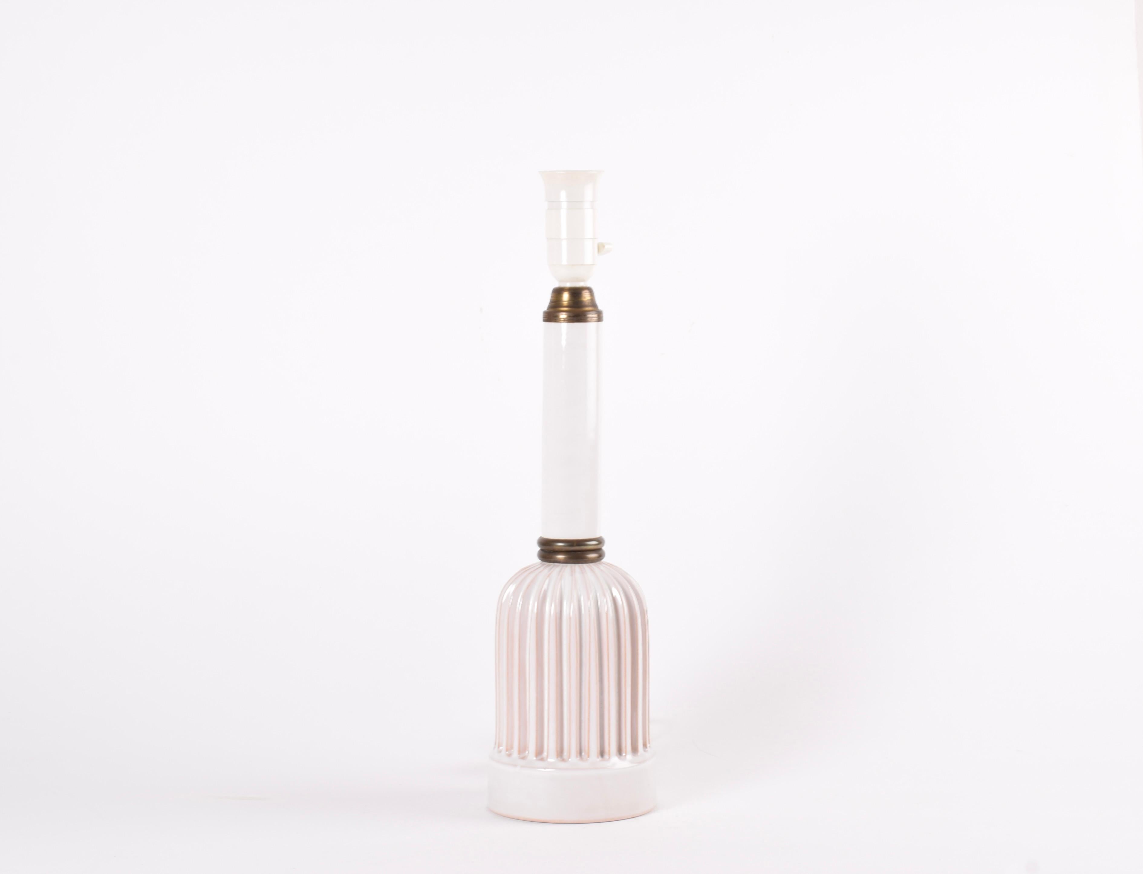 Mid-Century Modern Danish Ceramic Table Lamp Grooved White Glaze Brass Details, Mid-century 1950s For Sale